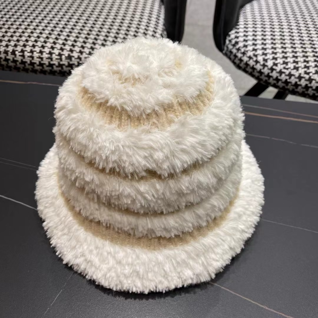MONCLER蒙口🎩秋新款羊羔毛绒加厚高品质秋冬渔夫帽超火爆💖质感很赞，出街超好搭配！