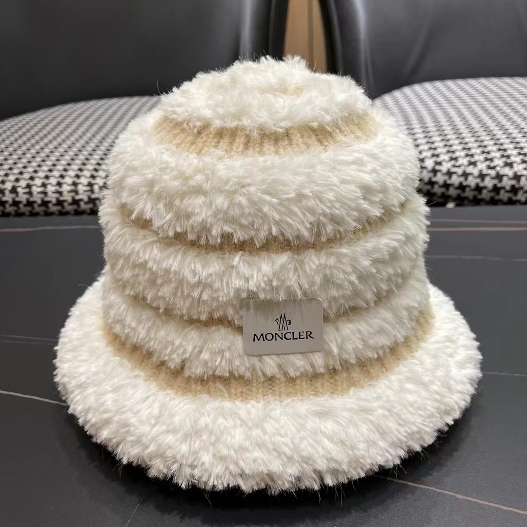 MONCLER蒙口🎩秋新款羊羔毛绒加厚高品质秋冬渔夫帽超火爆💖质感很赞，出街超好搭配！