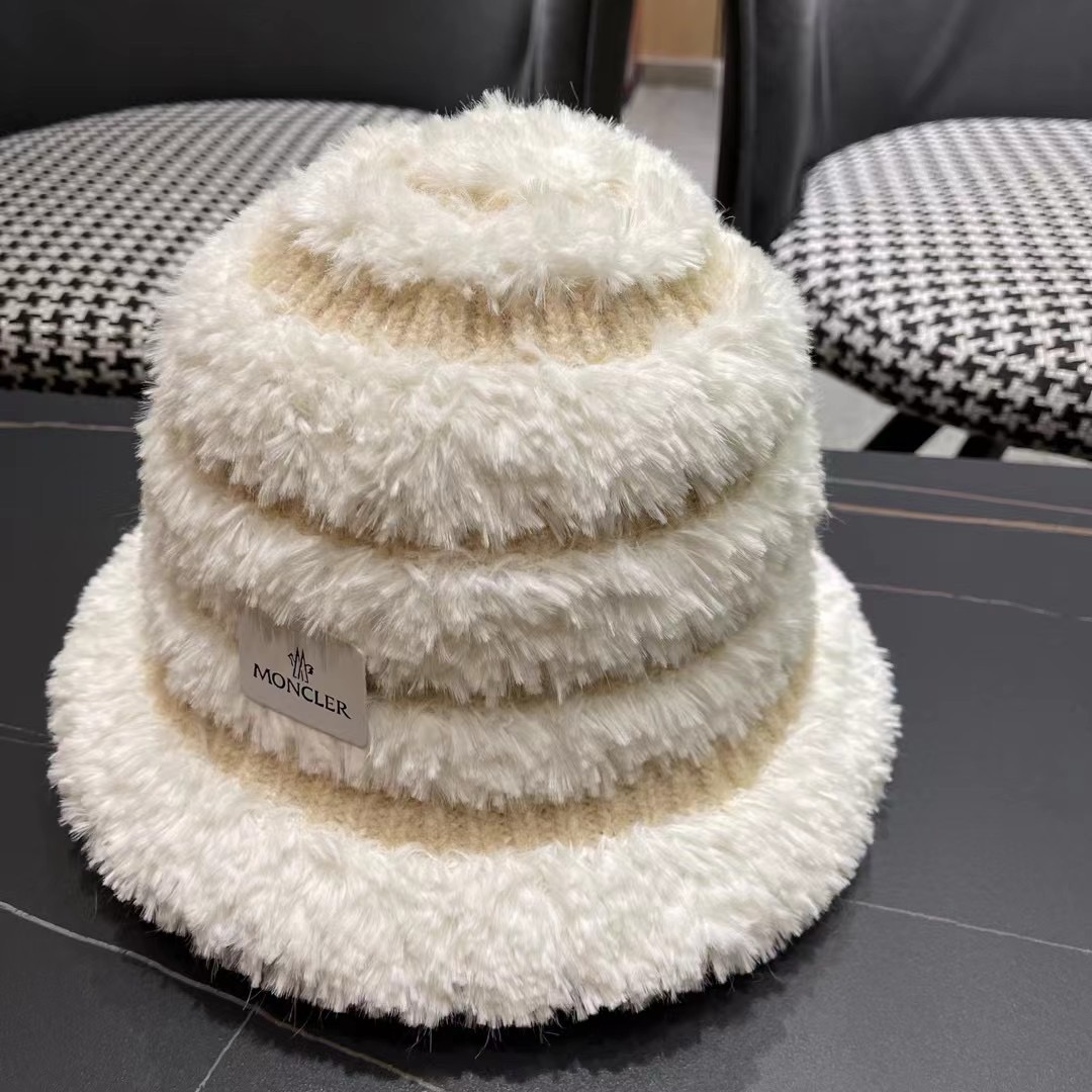 MONCLER蒙口🎩秋新款羊羔毛绒加厚高品质秋冬渔夫帽超火爆💖质感很赞，出街超好搭配！