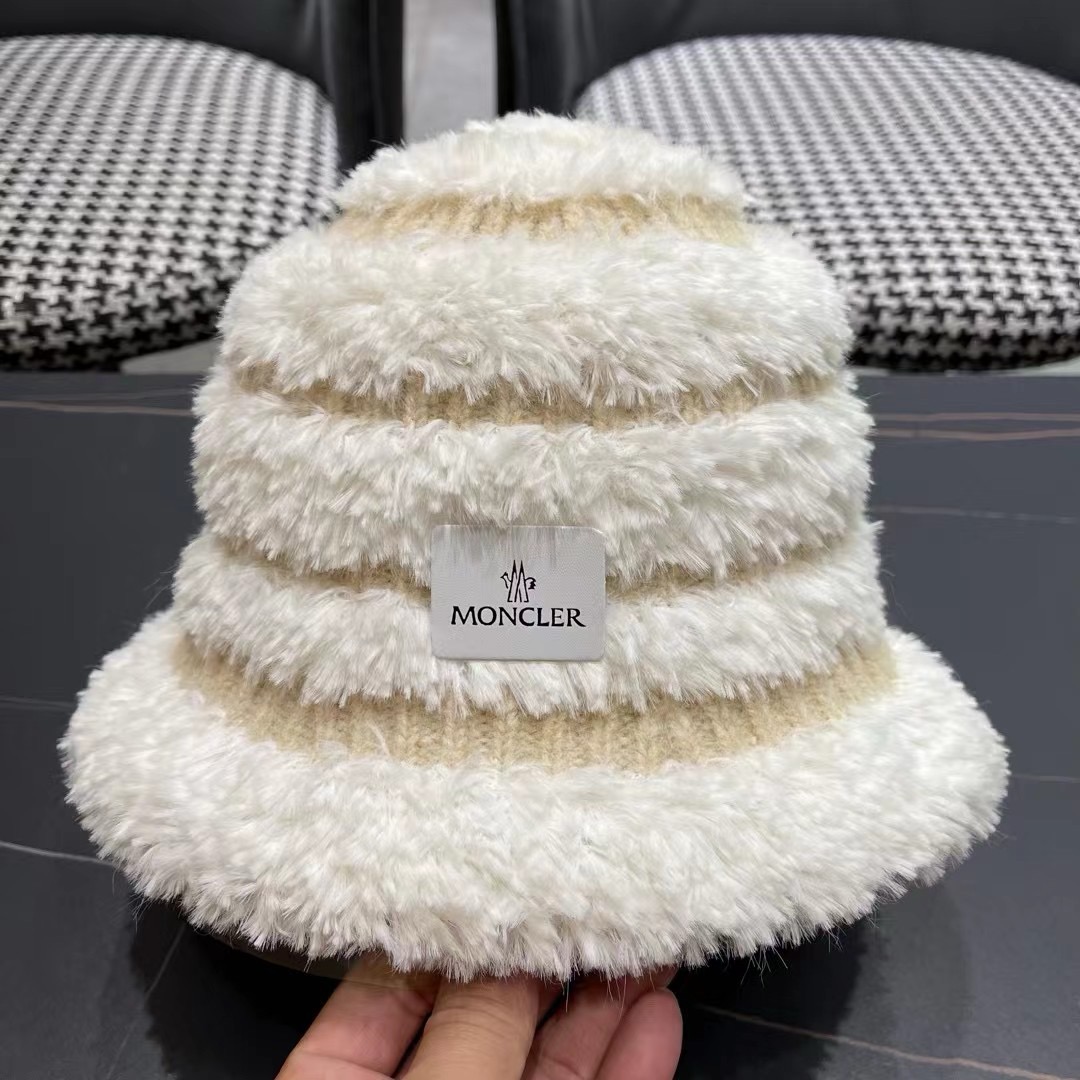MONCLER蒙口🎩秋新款羊羔毛绒加厚高品质秋冬渔夫帽超火爆💖质感很赞，出街超好搭配！