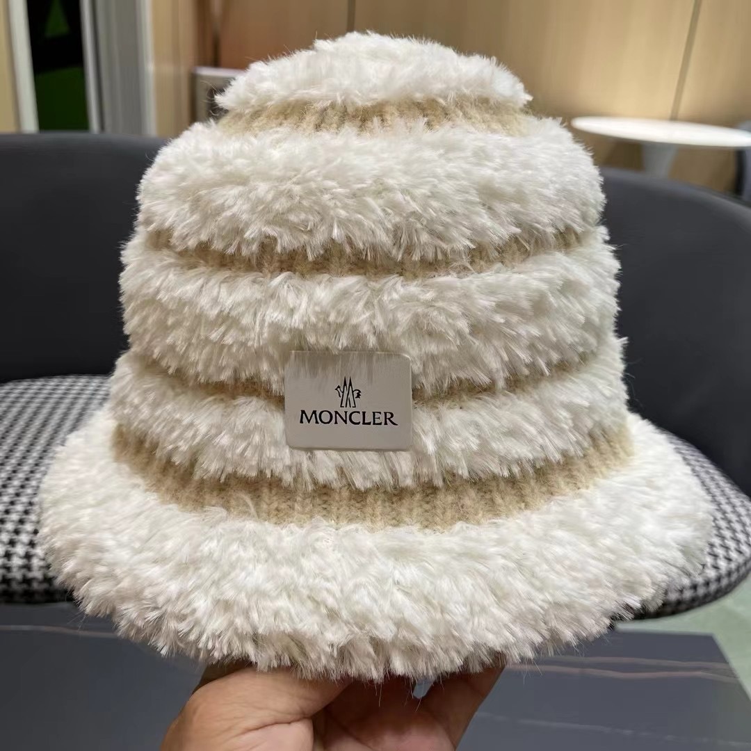 MONCLER蒙口🎩秋新款羊羔毛绒加厚高品质秋冬渔夫帽超火爆💖质感很赞，出街超好搭配！