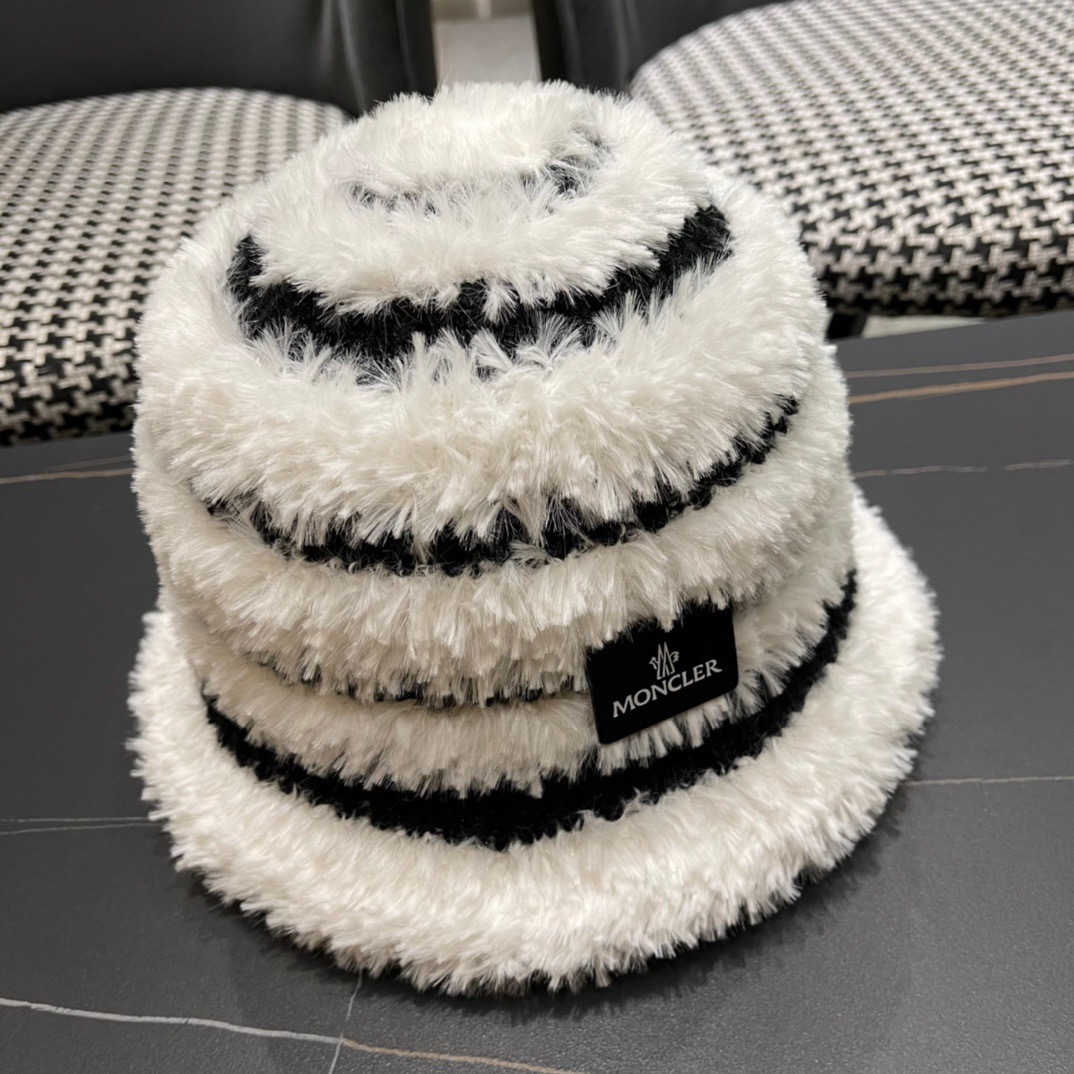 MONCLER蒙口🎩秋新款羊羔毛绒加厚高品质秋冬渔夫帽超火爆💖质感很赞，出街超好搭配！