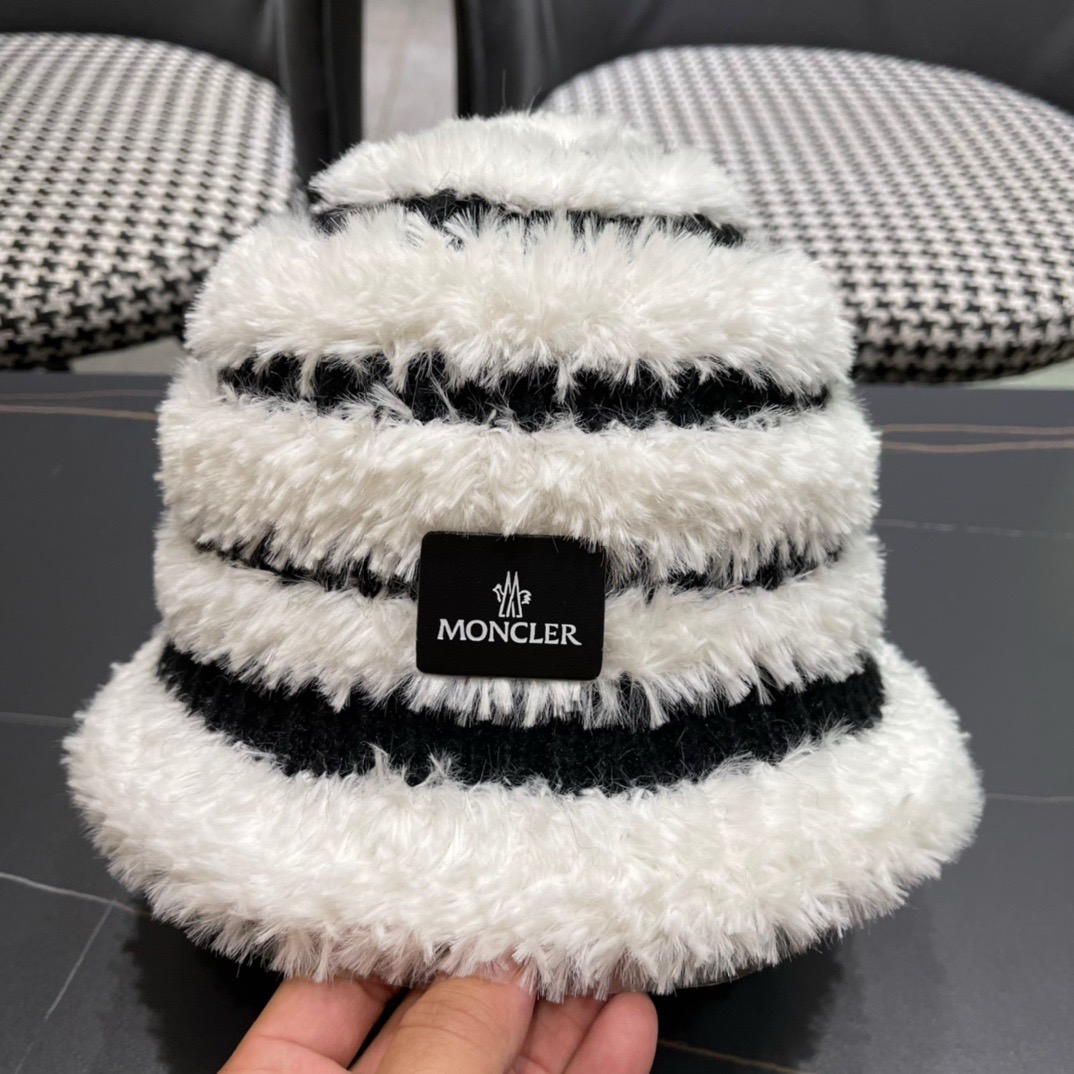 MONCLER蒙口🎩秋新款羊羔毛绒加厚高品质秋冬渔夫帽超火爆💖质感很赞，出街超好搭配！