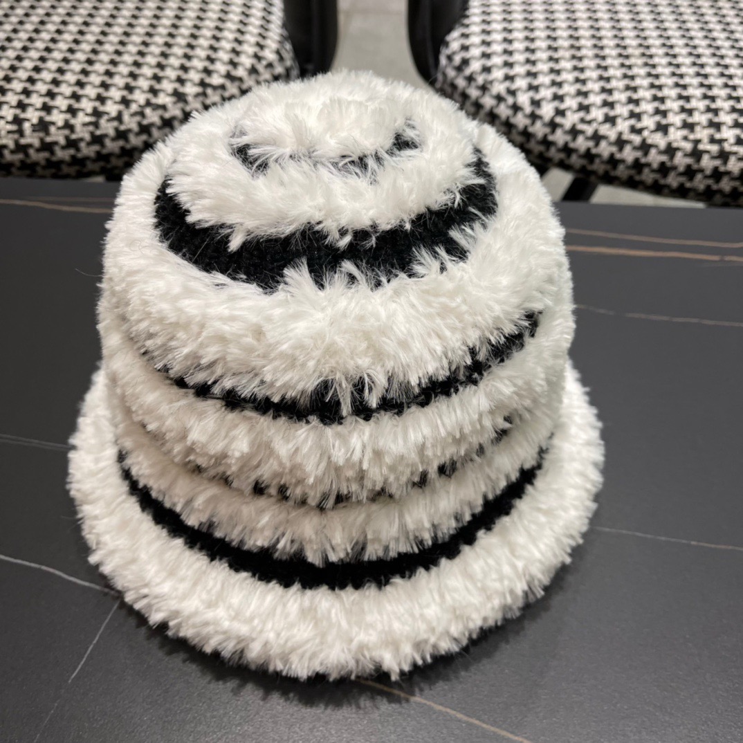 MONCLER蒙口🎩秋新款羊羔毛绒加厚高品质秋冬渔夫帽超火爆💖质感很赞，出街超好搭配！