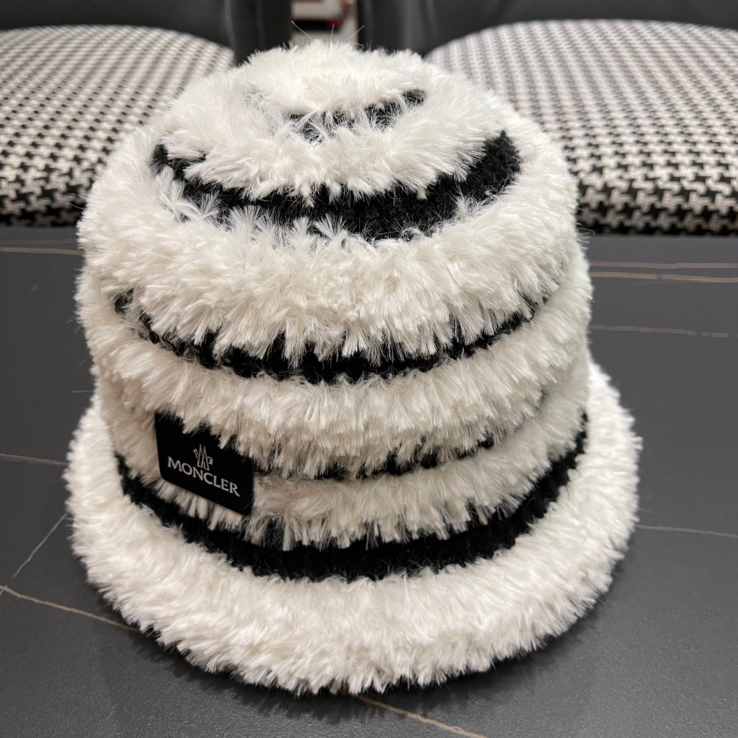 MONCLER蒙口🎩秋新款羊羔毛绒加厚高品质秋冬渔夫帽超火爆💖质感很赞，出街超好搭配！