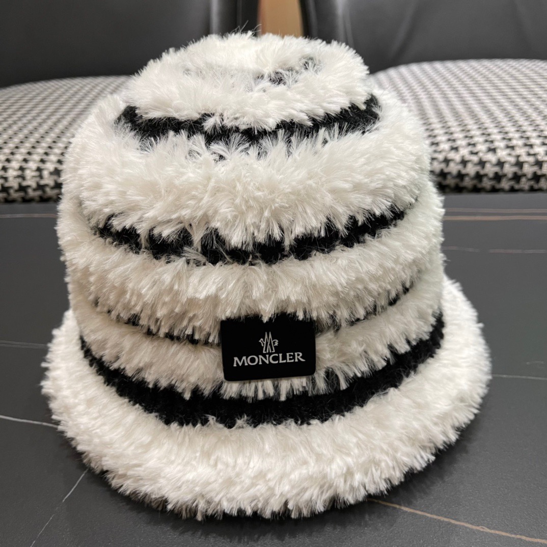 MONCLER蒙口🎩秋新款羊羔毛绒加厚高品质秋冬渔夫帽超火爆💖质感很赞，出街超好搭配！