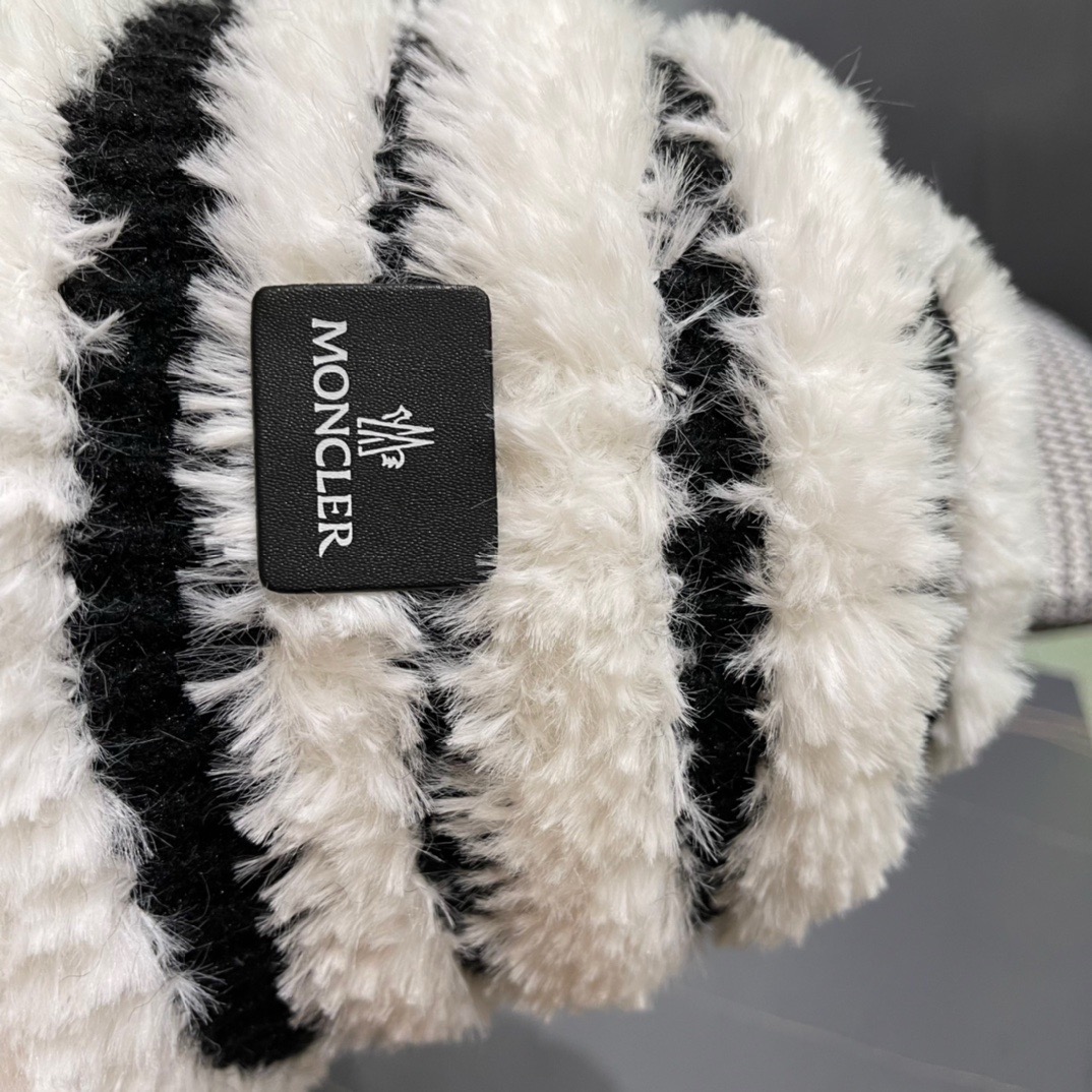 MONCLER蒙口🎩秋新款羊羔毛绒加厚高品质秋冬渔夫帽超火爆💖质感很赞，出街超好搭配！