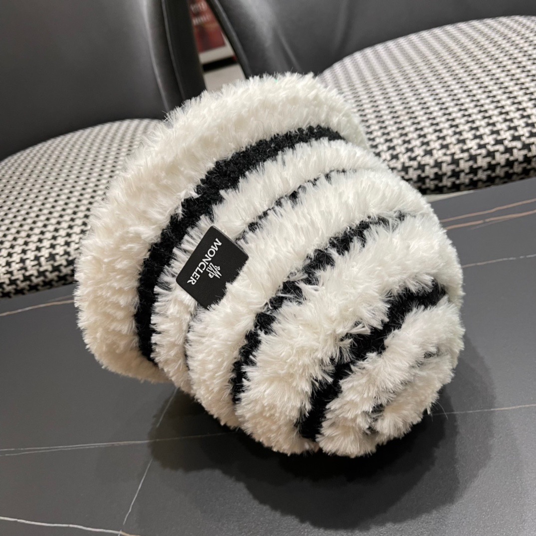 MONCLER蒙口🎩秋新款羊羔毛绒加厚高品质秋冬渔夫帽超火爆💖质感很赞，出街超好搭配！
