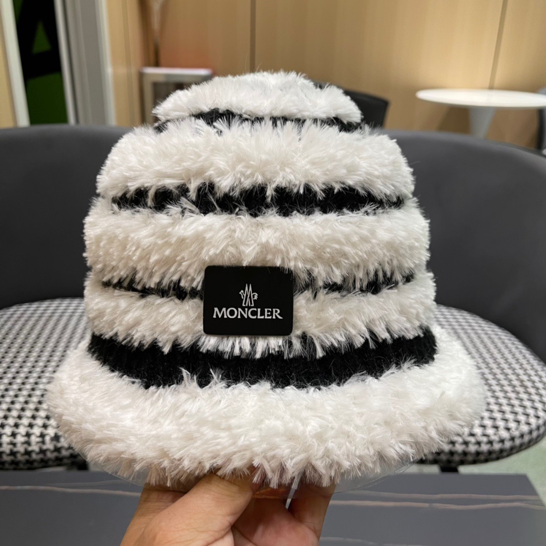 MONCLER蒙口🎩秋新款羊羔毛绒加厚高品质秋冬渔夫帽超火爆💖质感很赞，出街超好搭配！