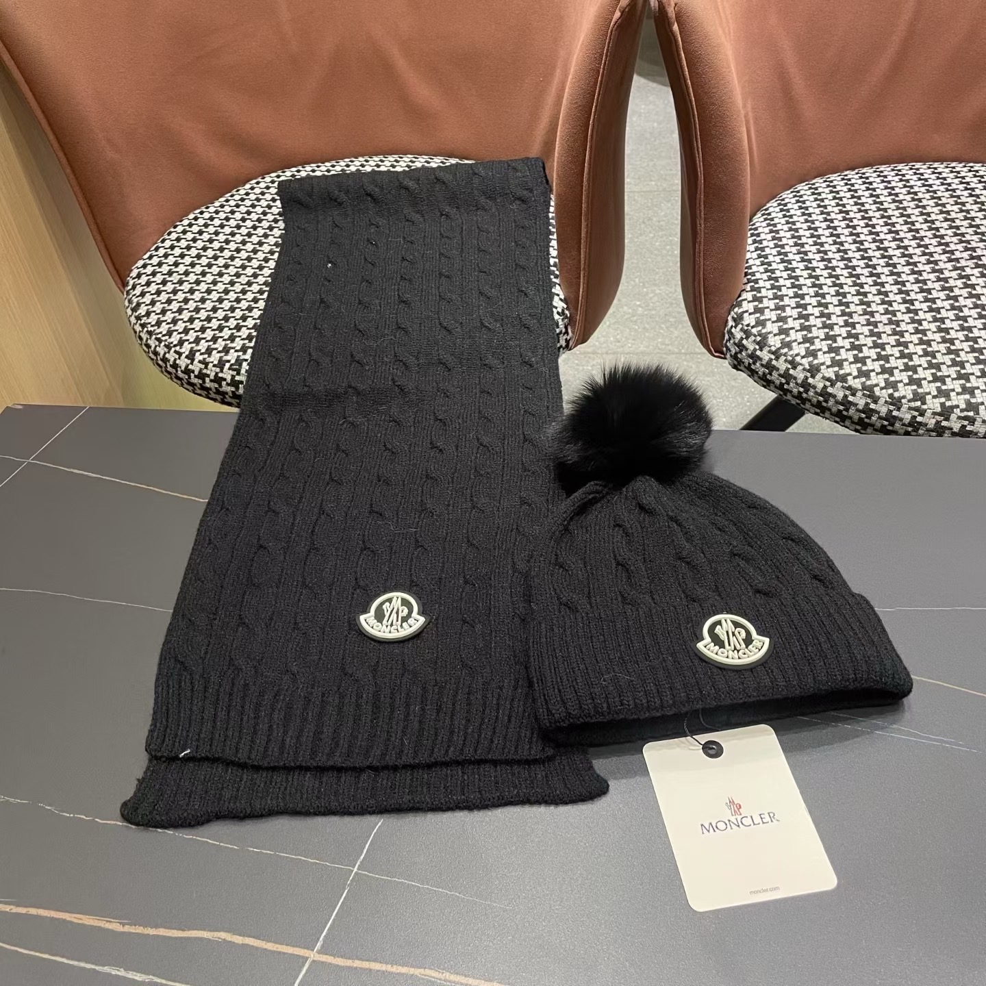 MONCLER（蒙口）官网同步原单配狐狸毛球 帽子围巾套装🤟柔软细腻😍保暖又时尚🙆🏻✌️简约大气，时尚百搭，