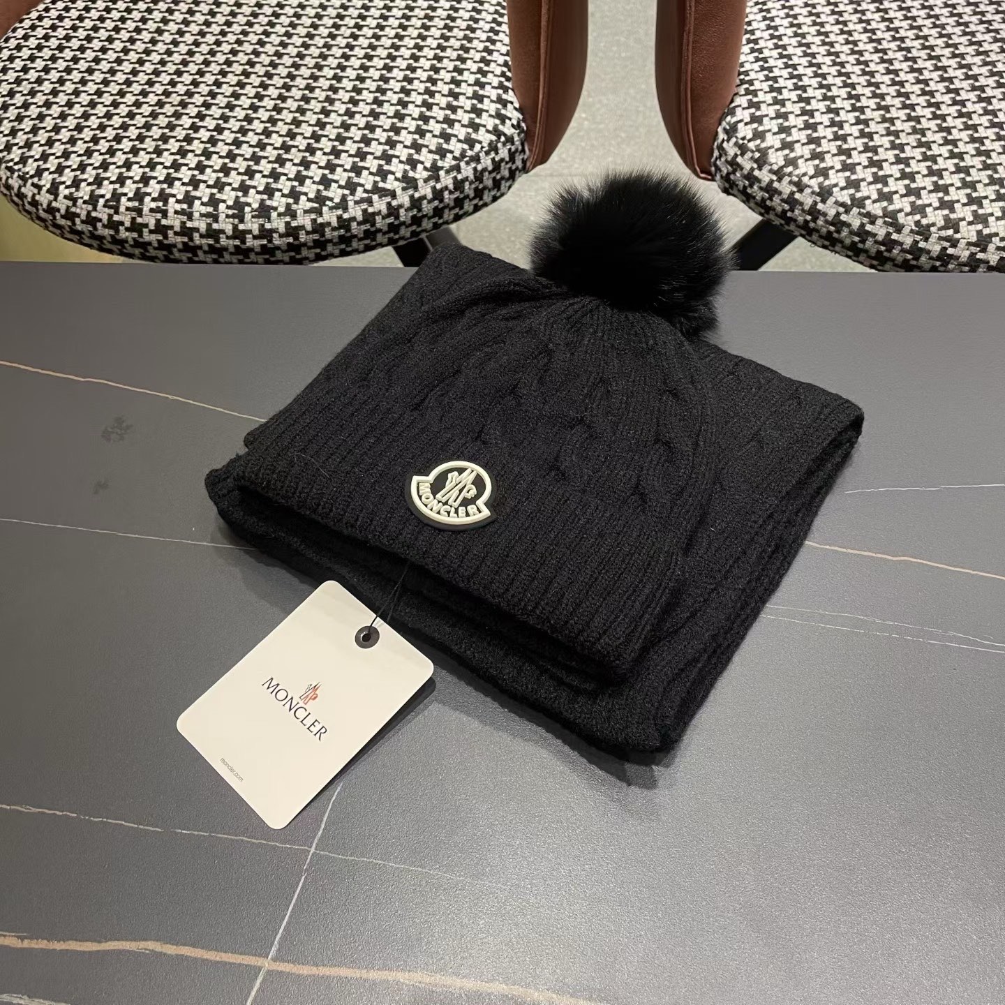 MONCLER（蒙口）官网同步原单配狐狸毛球 帽子围巾套装🤟柔软细腻😍保暖又时尚🙆🏻✌️简约大气，时尚百搭，