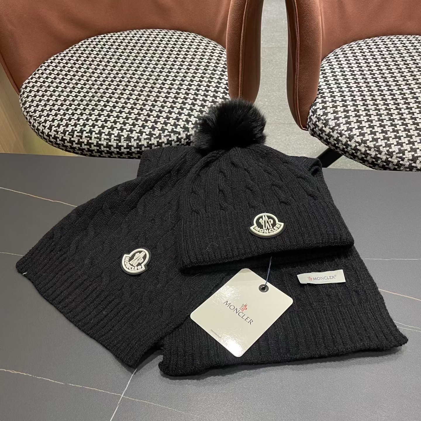 MONCLER（蒙口）官网同步原单配狐狸毛球 帽子围巾套装🤟柔软细腻😍保暖又时尚🙆🏻✌️简约大气，时尚百搭，