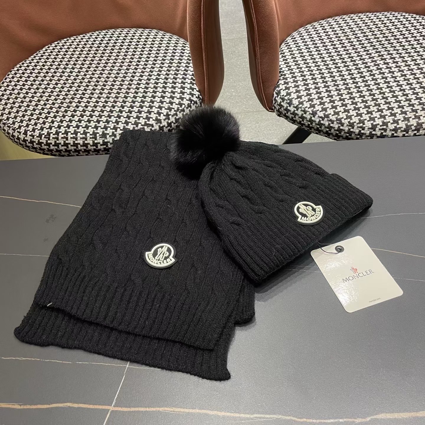 MONCLER（蒙口）官网同步原单配狐狸毛球 帽子围巾套装🤟柔软细腻😍保暖又时尚🙆🏻✌️简约大气，时尚百搭，