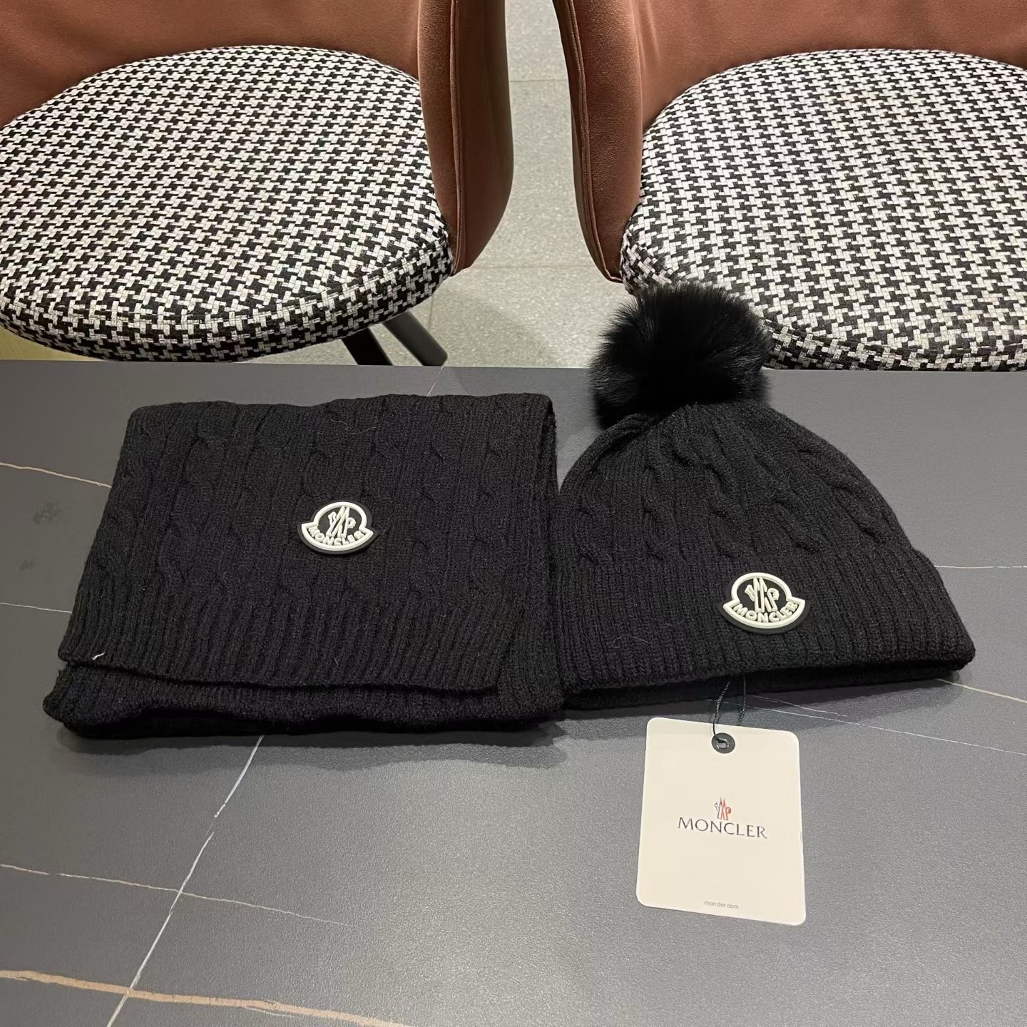 MONCLER（蒙口）官网同步原单配狐狸毛球 帽子围巾套装🤟柔软细腻😍保暖又时尚🙆🏻✌️简约大气，时尚百搭，