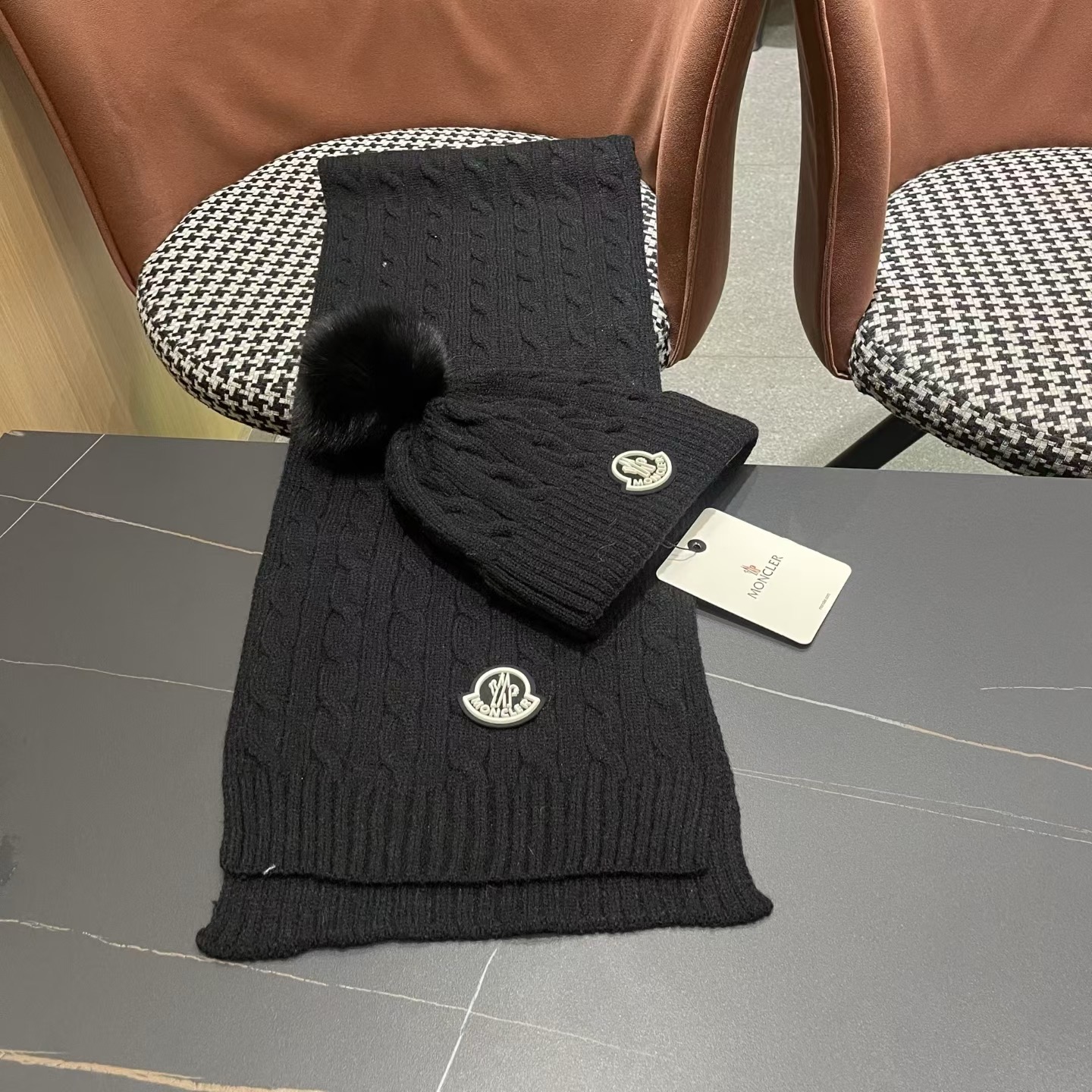 MONCLER（蒙口）官网同步原单配狐狸毛球 帽子围巾套装🤟柔软细腻😍保暖又时尚🙆🏻✌️简约大气，时尚百搭，