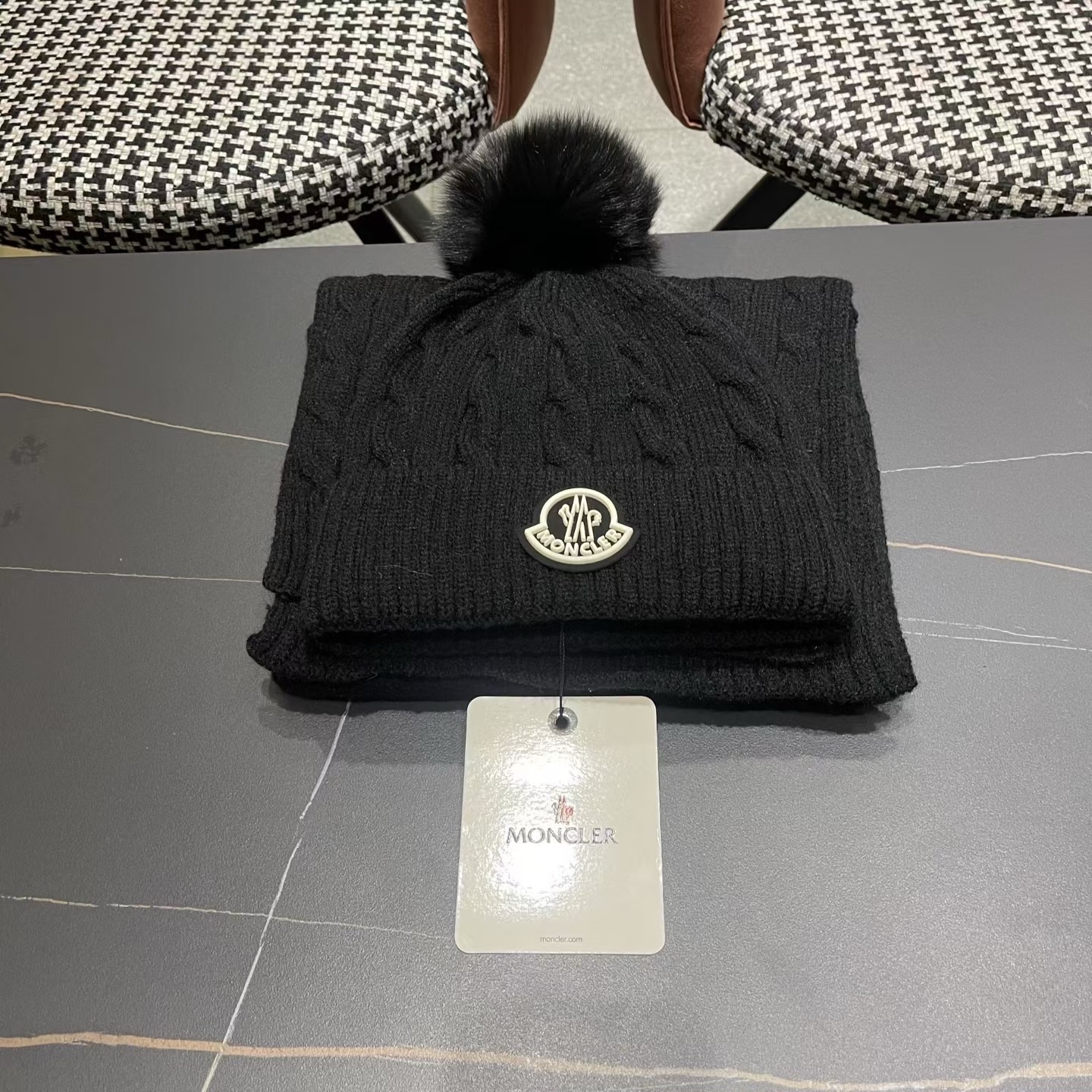 MONCLER（蒙口）官网同步原单配狐狸毛球 帽子围巾套装🤟柔软细腻😍保暖又时尚🙆🏻✌️简约大气，时尚百搭，