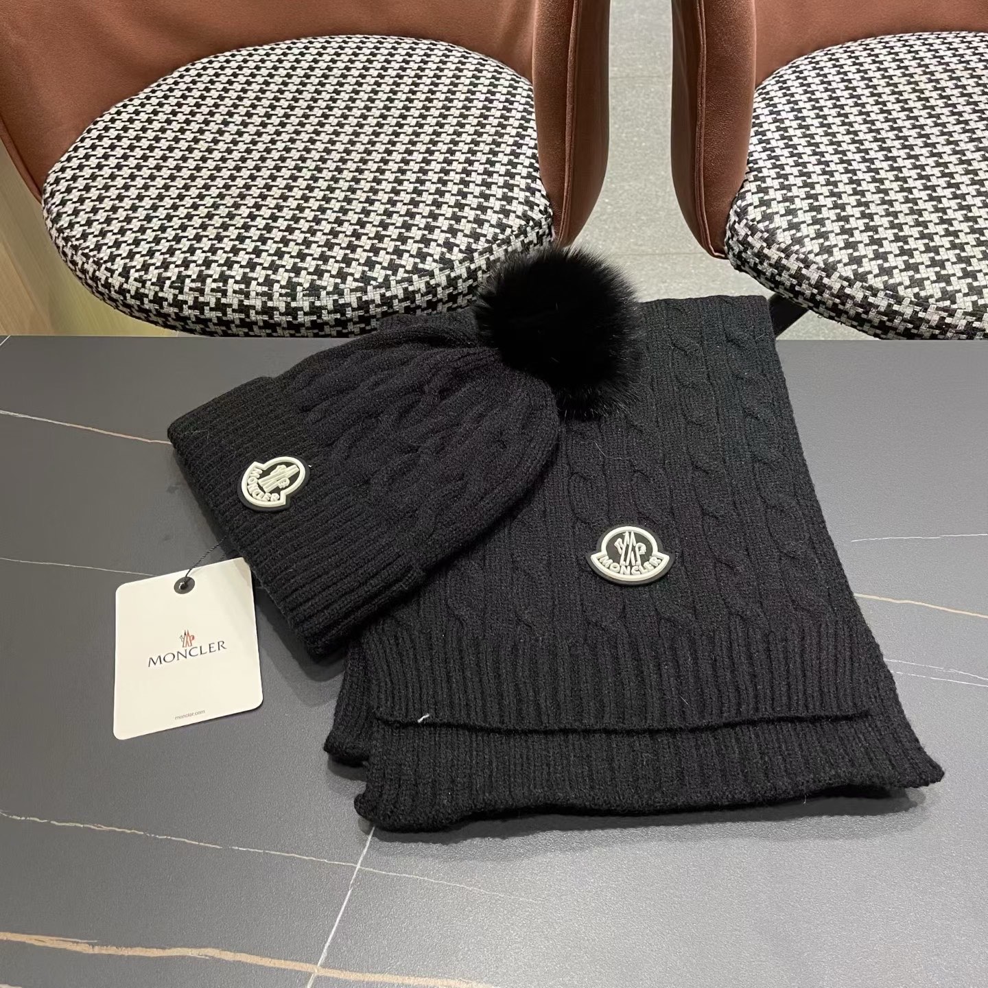 MONCLER（蒙口）官网同步原单配狐狸毛球 帽子围巾套装🤟柔软细腻😍保暖又时尚🙆🏻✌️简约大气，时尚百搭，