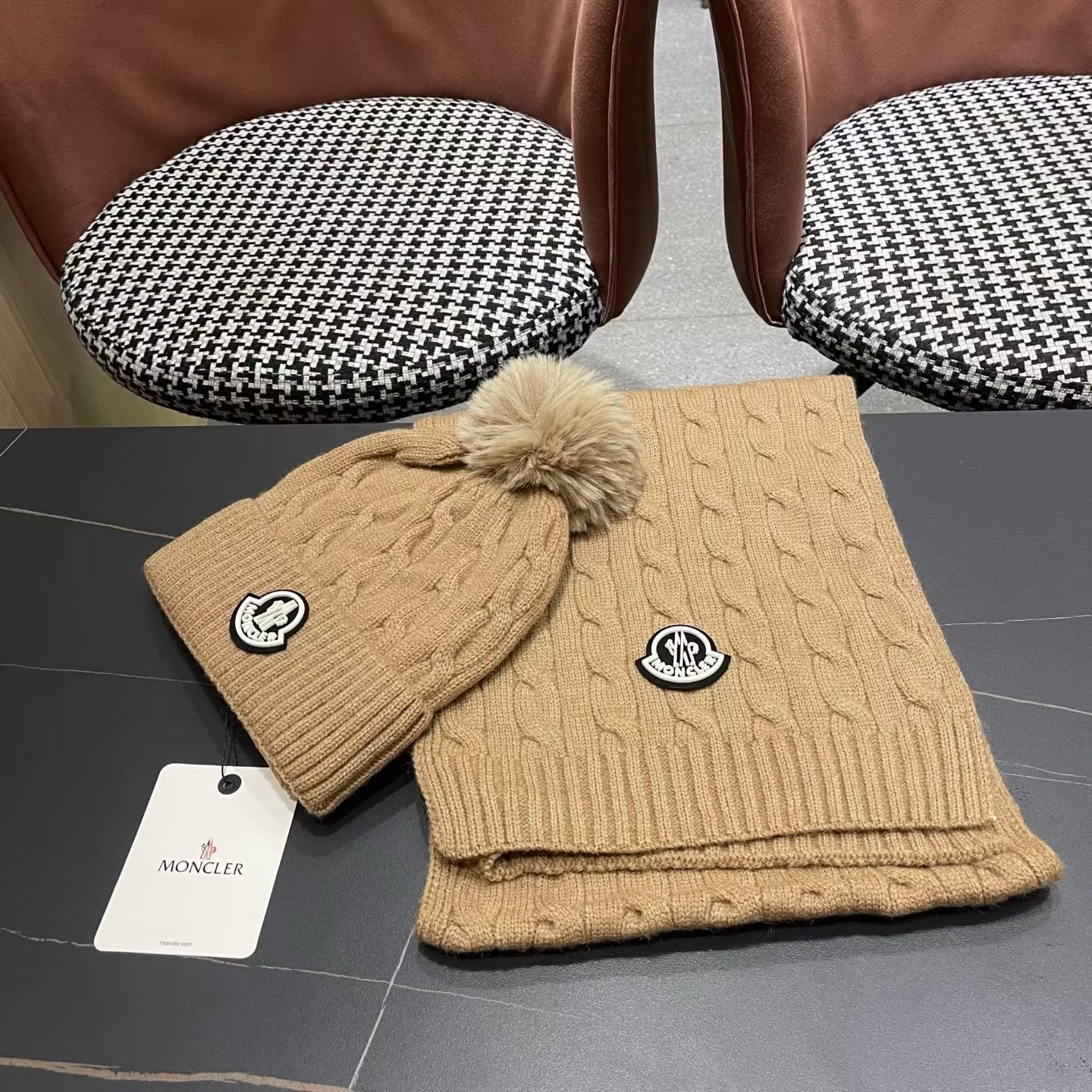 MONCLER（蒙口）官网同步原单配狐狸毛球 帽子围巾套装🤟柔软细腻😍保暖又时尚🙆🏻✌️简约大气，时尚百搭，