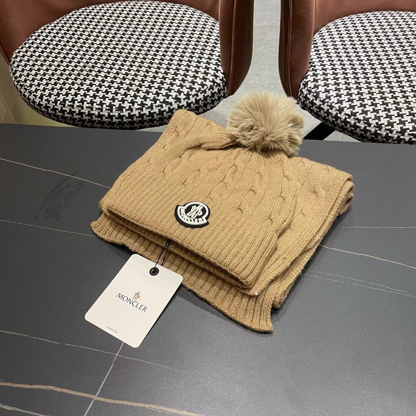 MONCLER（蒙口）官网同步原单配狐狸毛球 帽子围巾套装🤟柔软细腻😍保暖又时尚🙆🏻✌️简约大气，时尚百搭，