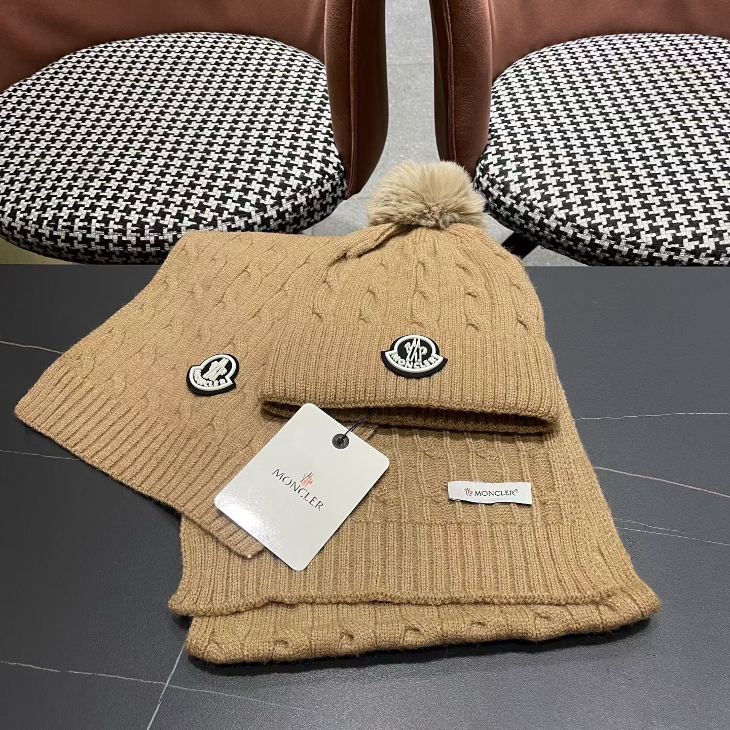 MONCLER（蒙口）官网同步原单配狐狸毛球 帽子围巾套装🤟柔软细腻😍保暖又时尚🙆🏻✌️简约大气，时尚百搭，