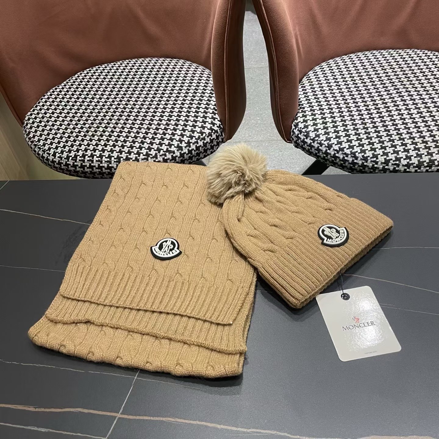 MONCLER（蒙口）官网同步原单配狐狸毛球 帽子围巾套装🤟柔软细腻😍保暖又时尚🙆🏻✌️简约大气，时尚百搭，