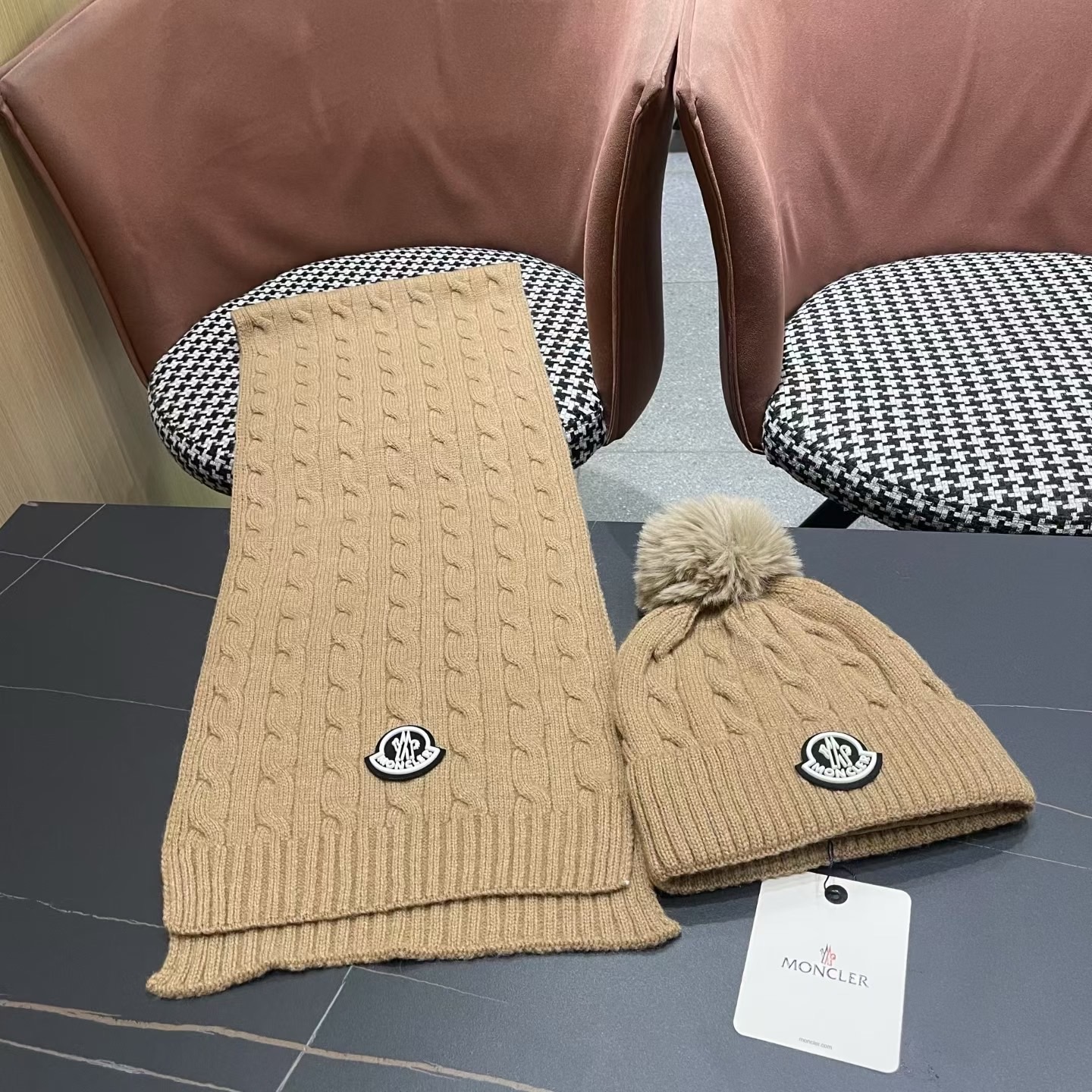 MONCLER（蒙口）官网同步原单配狐狸毛球 帽子围巾套装🤟柔软细腻😍保暖又时尚🙆🏻✌️简约大气，时尚百搭，