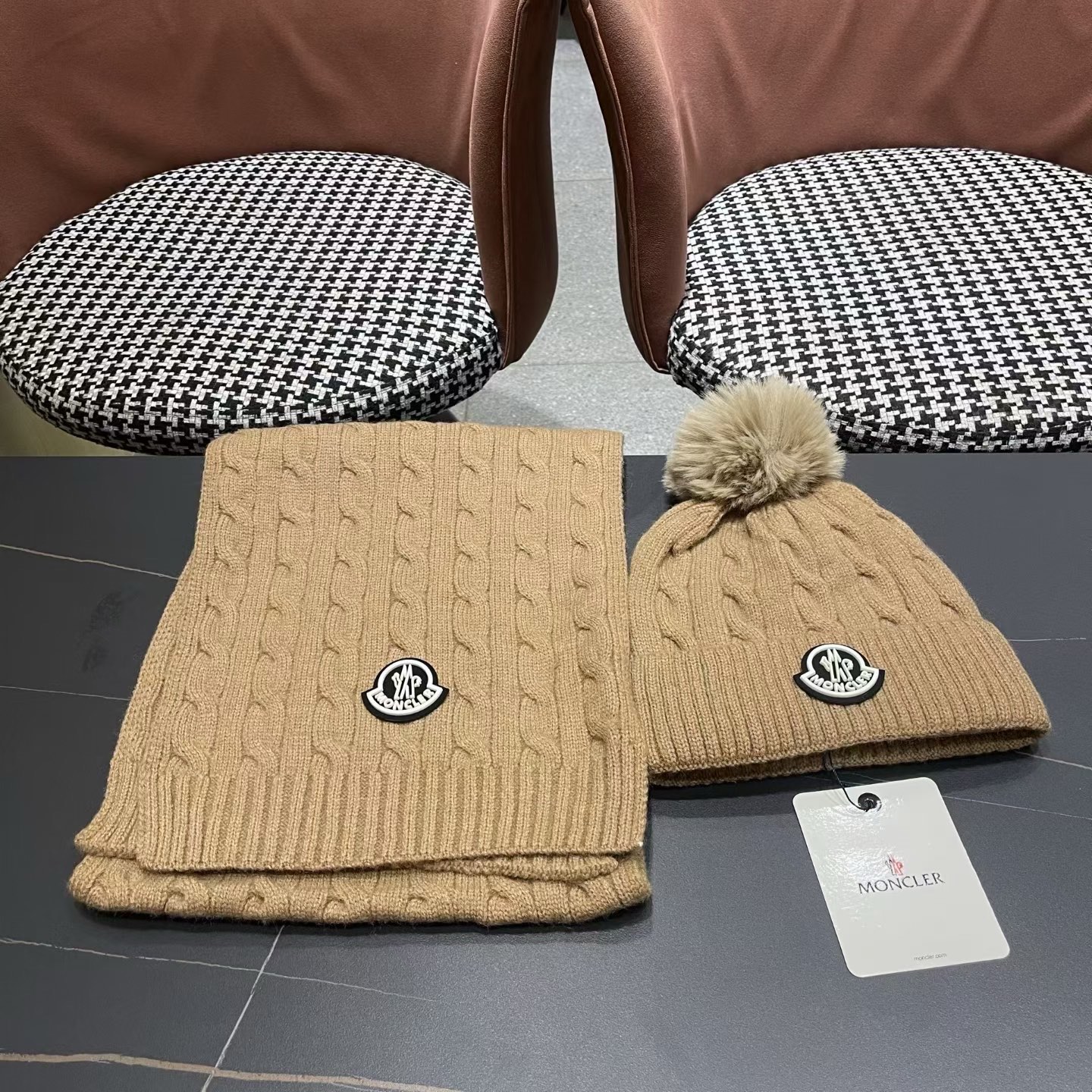 MONCLER（蒙口）官网同步原单配狐狸毛球 帽子围巾套装🤟柔软细腻😍保暖又时尚🙆🏻✌️简约大气，时尚百搭，