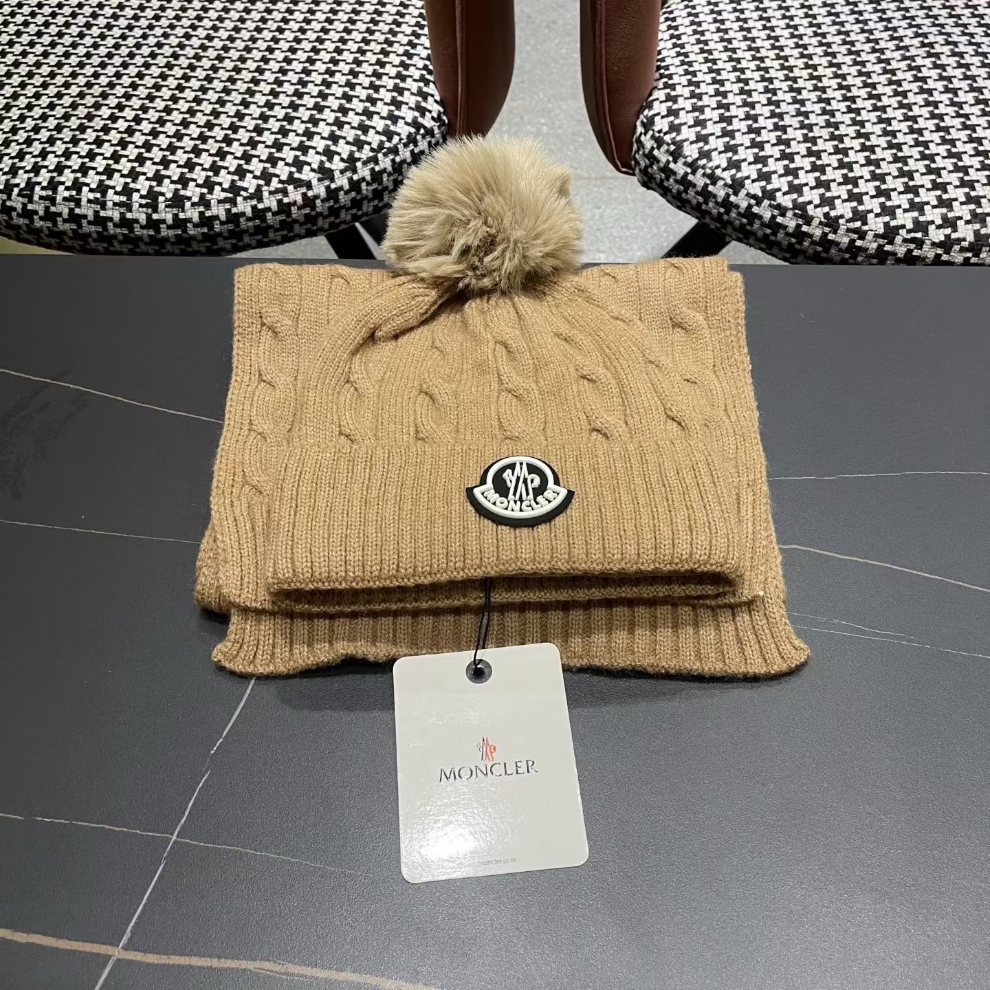 MONCLER（蒙口）官网同步原单配狐狸毛球 帽子围巾套装🤟柔软细腻😍保暖又时尚🙆🏻✌️简约大气，时尚百搭，
