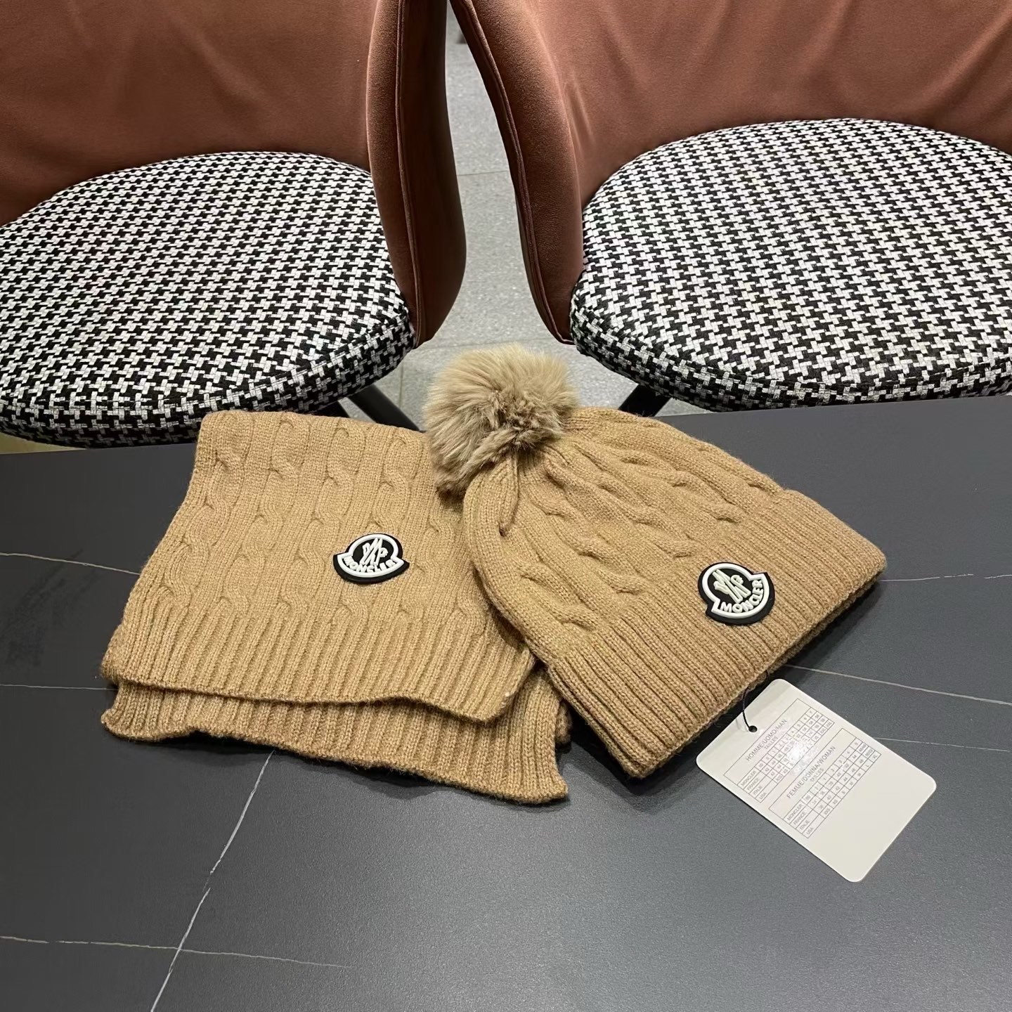 MONCLER（蒙口）官网同步原单配狐狸毛球 帽子围巾套装🤟柔软细腻😍保暖又时尚🙆🏻✌️简约大气，时尚百搭，
