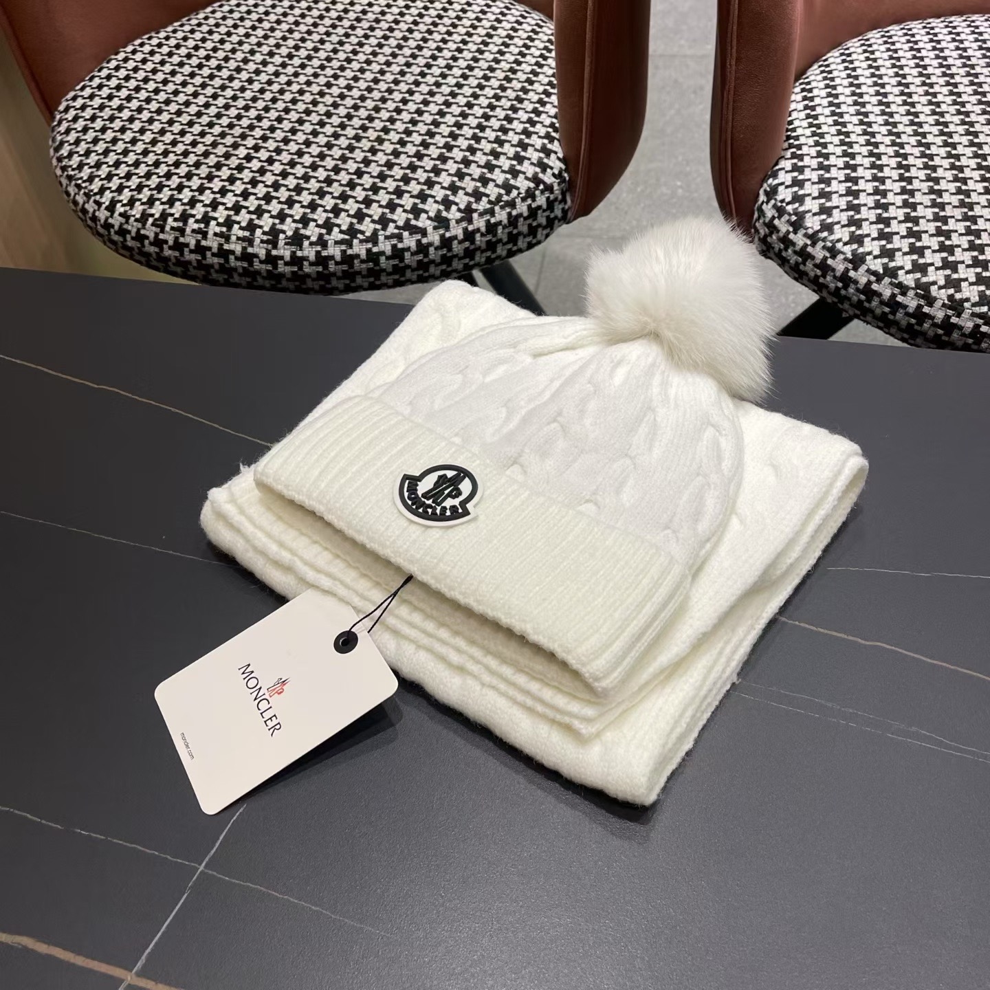 MONCLER（蒙口）官网同步原单配狐狸毛球 帽子围巾套装🤟柔软细腻😍保暖又时尚🙆🏻✌️简约大气，时尚百搭，