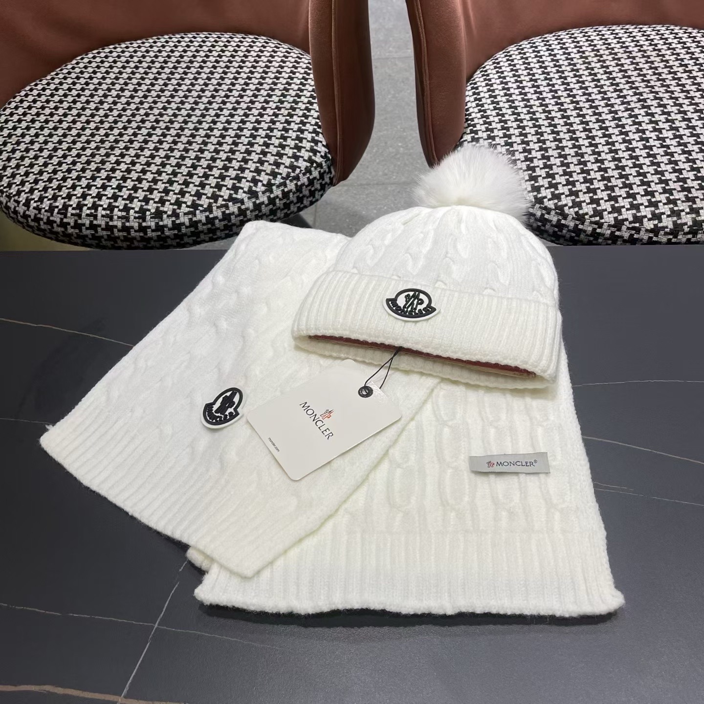 MONCLER（蒙口）官网同步原单配狐狸毛球 帽子围巾套装🤟柔软细腻😍保暖又时尚🙆🏻✌️简约大气，时尚百搭，