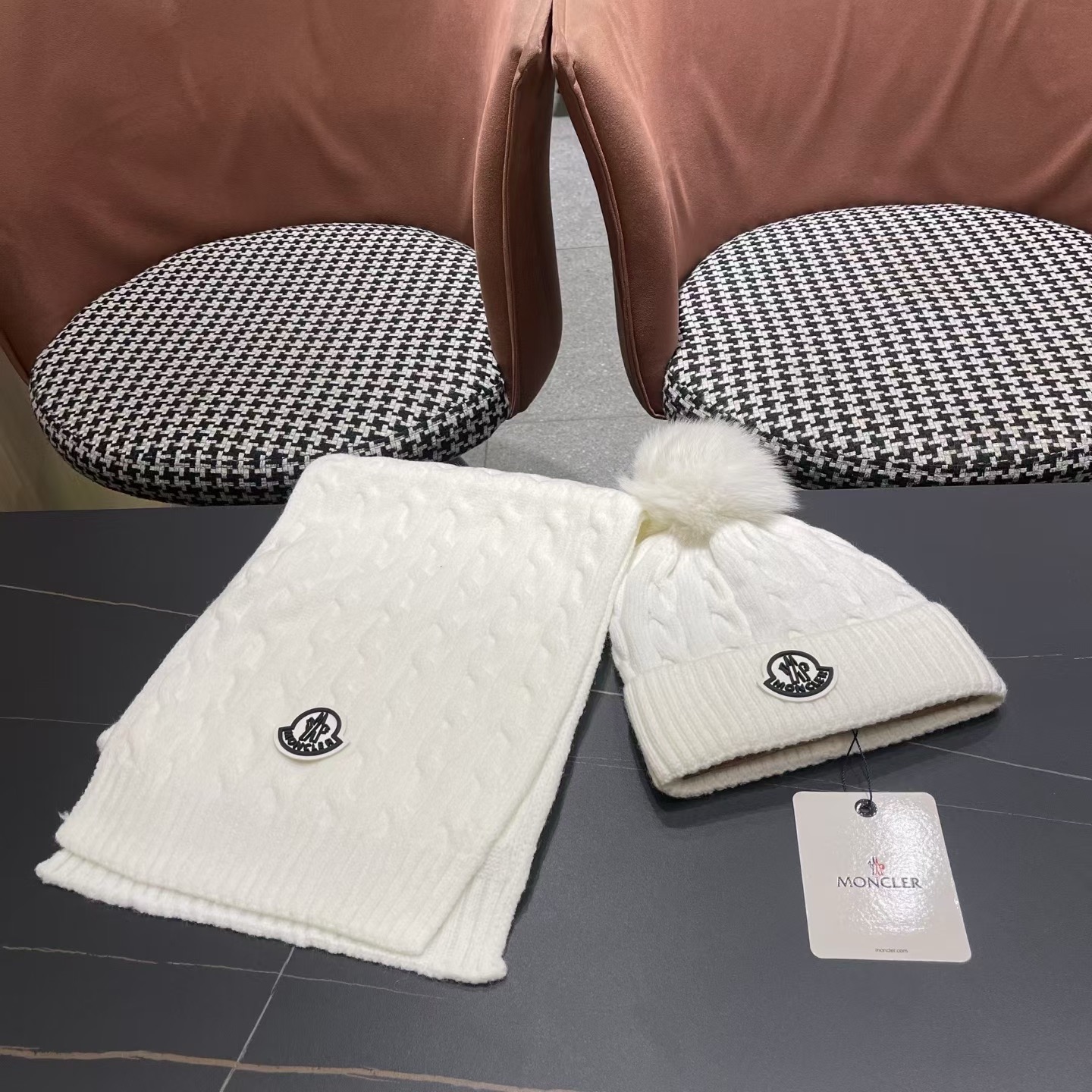MONCLER（蒙口）官网同步原单配狐狸毛球 帽子围巾套装🤟柔软细腻😍保暖又时尚🙆🏻✌️简约大气，时尚百搭，