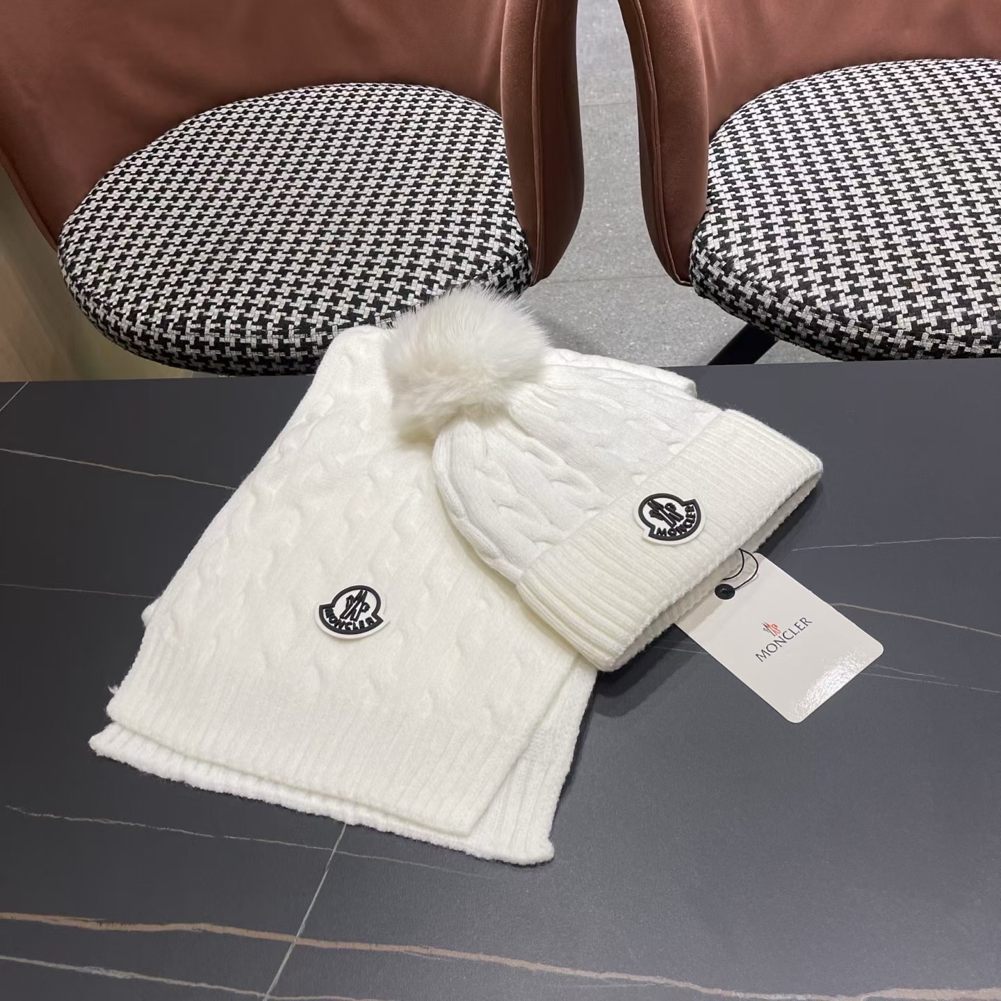 MONCLER（蒙口）官网同步原单配狐狸毛球 帽子围巾套装🤟柔软细腻😍保暖又时尚🙆🏻✌️简约大气，时尚百搭，