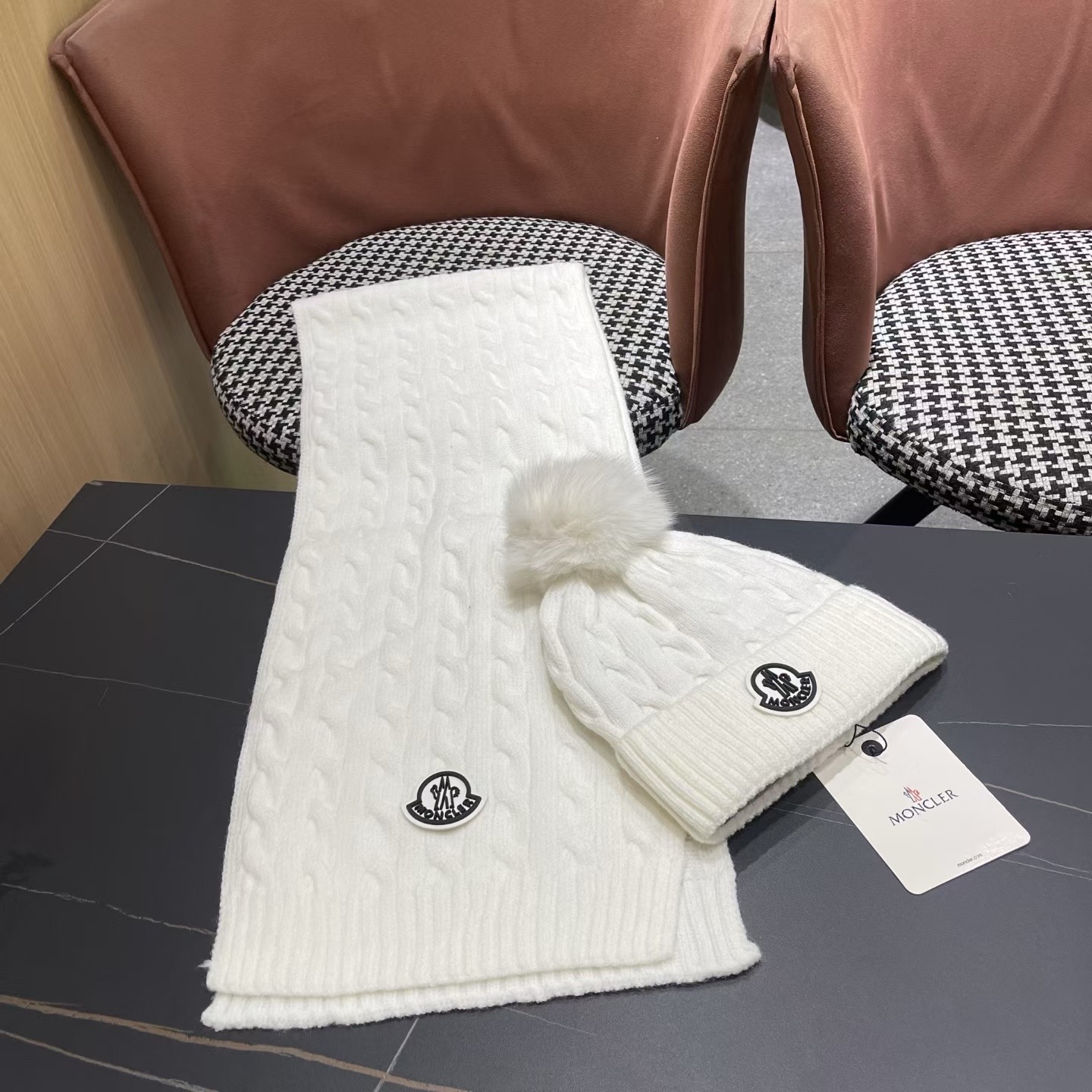 MONCLER（蒙口）官网同步原单配狐狸毛球 帽子围巾套装🤟柔软细腻😍保暖又时尚🙆🏻✌️简约大气，时尚百搭，