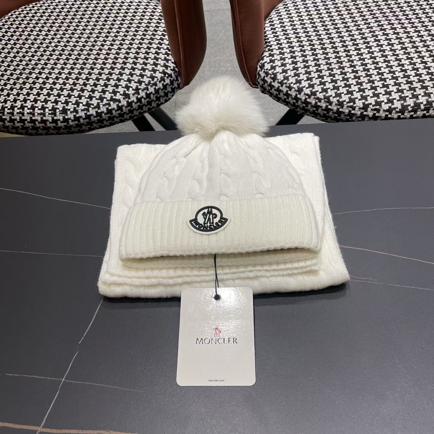 MONCLER（蒙口）官网同步原单配狐狸毛球 帽子围巾套装🤟柔软细腻😍保暖又时尚🙆🏻✌️简约大气，时尚百搭，