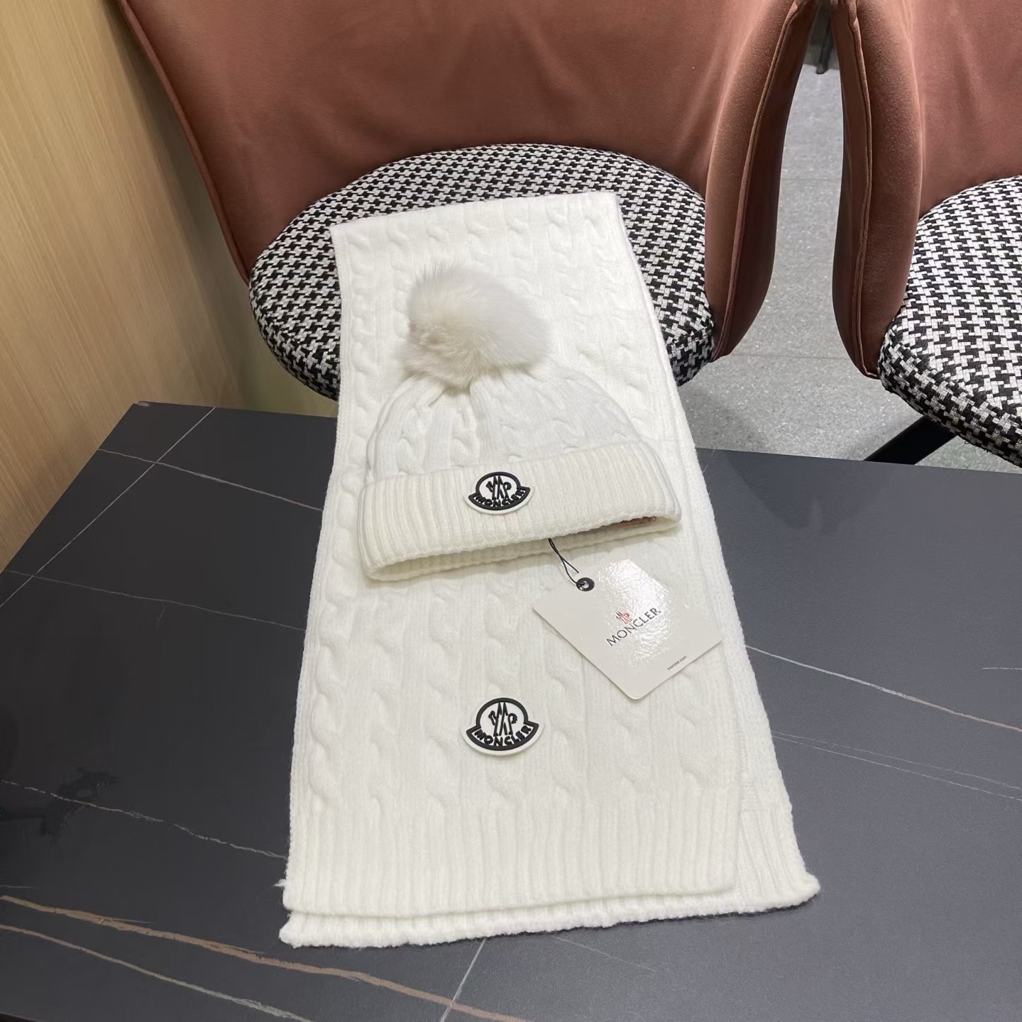 MONCLER（蒙口）官网同步原单配狐狸毛球 帽子围巾套装🤟柔软细腻😍保暖又时尚🙆🏻✌️简约大气，时尚百搭，