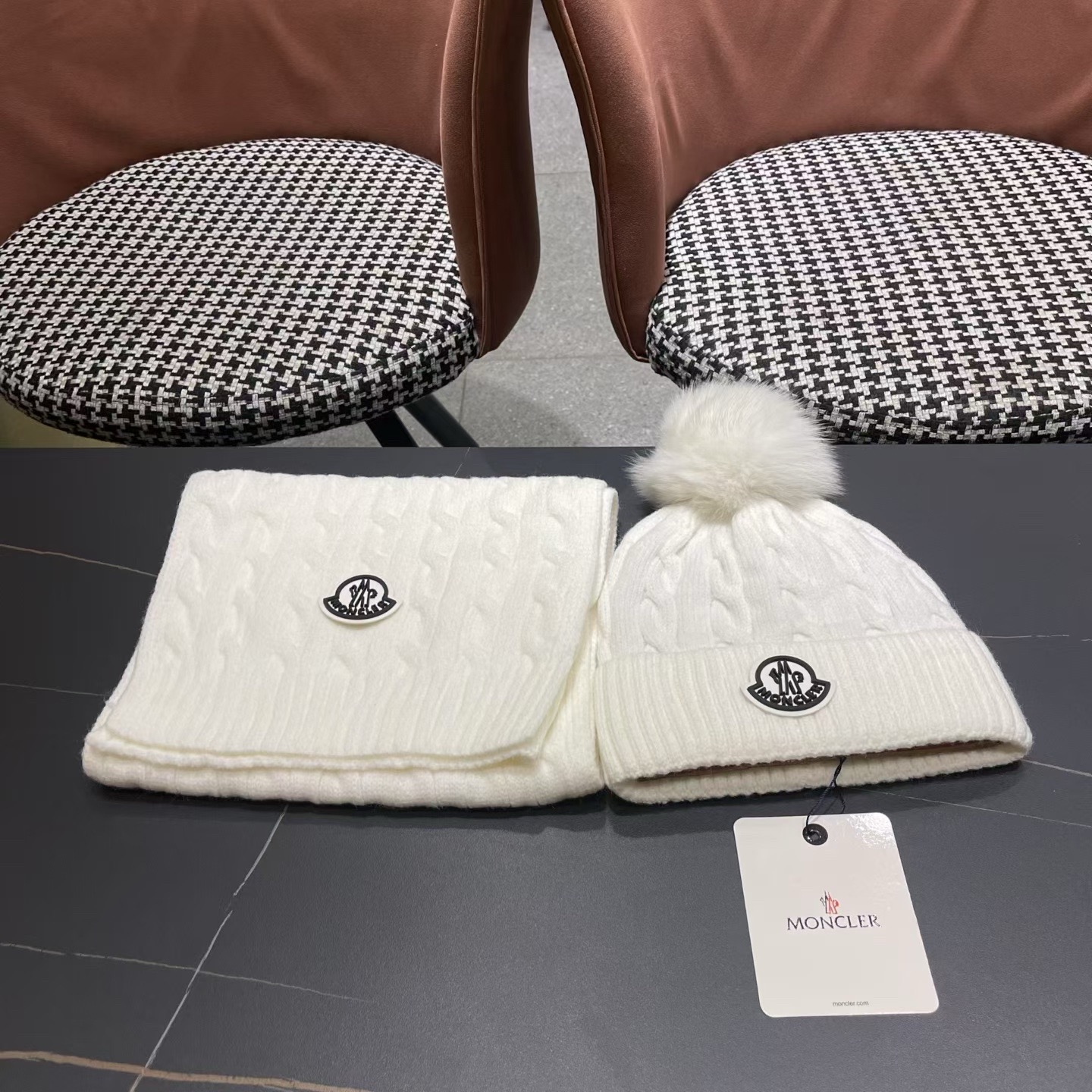 MONCLER（蒙口）官网同步原单配狐狸毛球 帽子围巾套装🤟柔软细腻😍保暖又时尚🙆🏻✌️简约大气，时尚百搭，