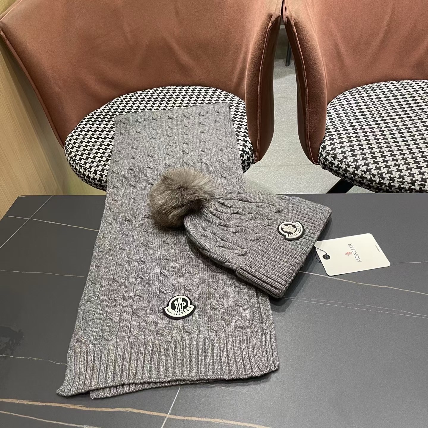 MONCLER（蒙口）官网同步原单配狐狸毛球 帽子围巾套装🤟柔软细腻😍保暖又时尚🙆🏻✌️简约大气，时尚百搭，