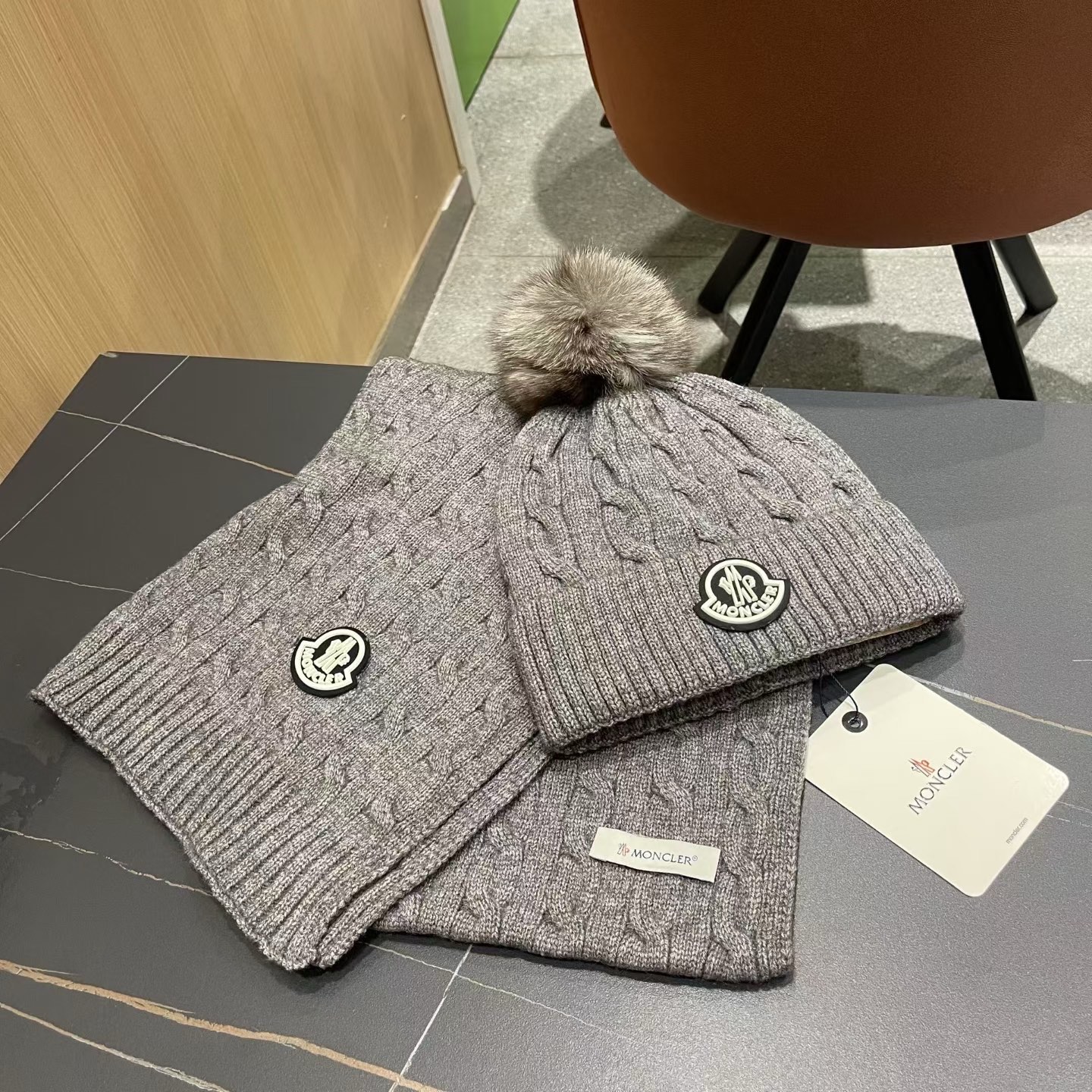 MONCLER（蒙口）官网同步原单配狐狸毛球 帽子围巾套装🤟柔软细腻😍保暖又时尚🙆🏻✌️简约大气，时尚百搭，