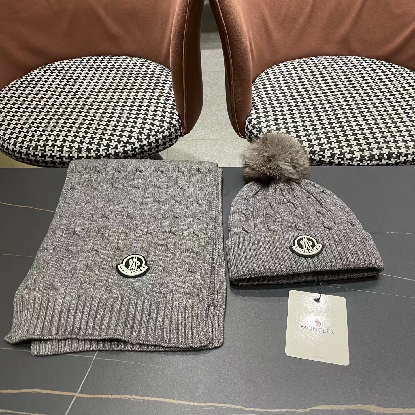 MONCLER（蒙口）官网同步原单配狐狸毛球 帽子围巾套装🤟柔软细腻😍保暖又时尚🙆🏻✌️简约大气，时尚百搭，