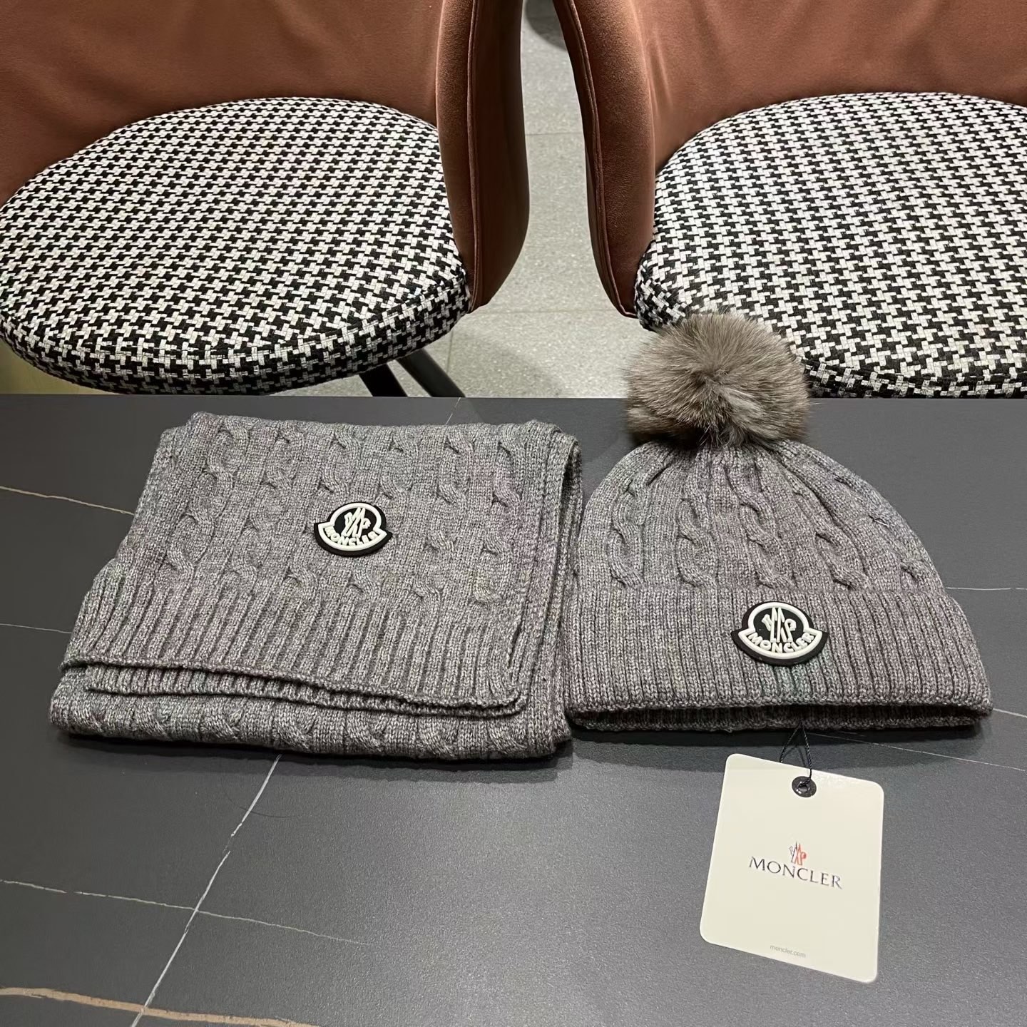 MONCLER（蒙口）官网同步原单配狐狸毛球 帽子围巾套装🤟柔软细腻😍保暖又时尚🙆🏻✌️简约大气，时尚百搭，