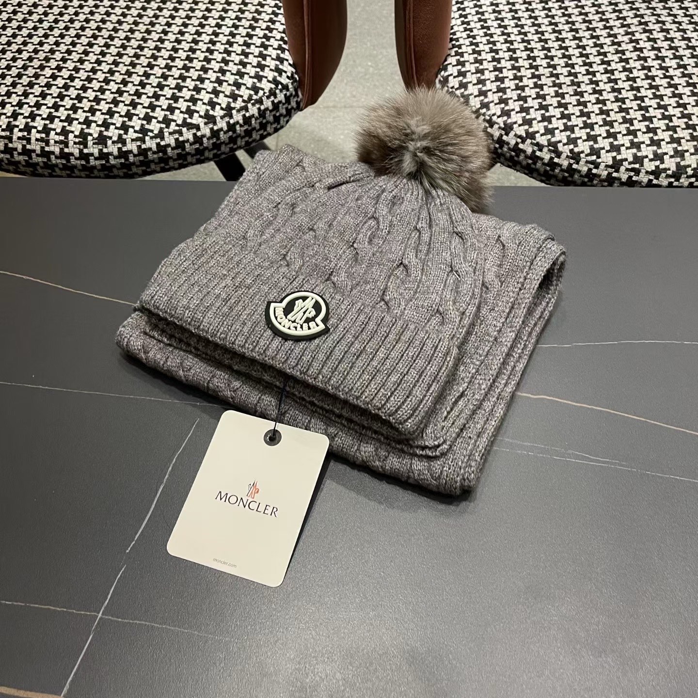 MONCLER（蒙口）官网同步原单配狐狸毛球 帽子围巾套装🤟柔软细腻😍保暖又时尚🙆🏻✌️简约大气，时尚百搭，