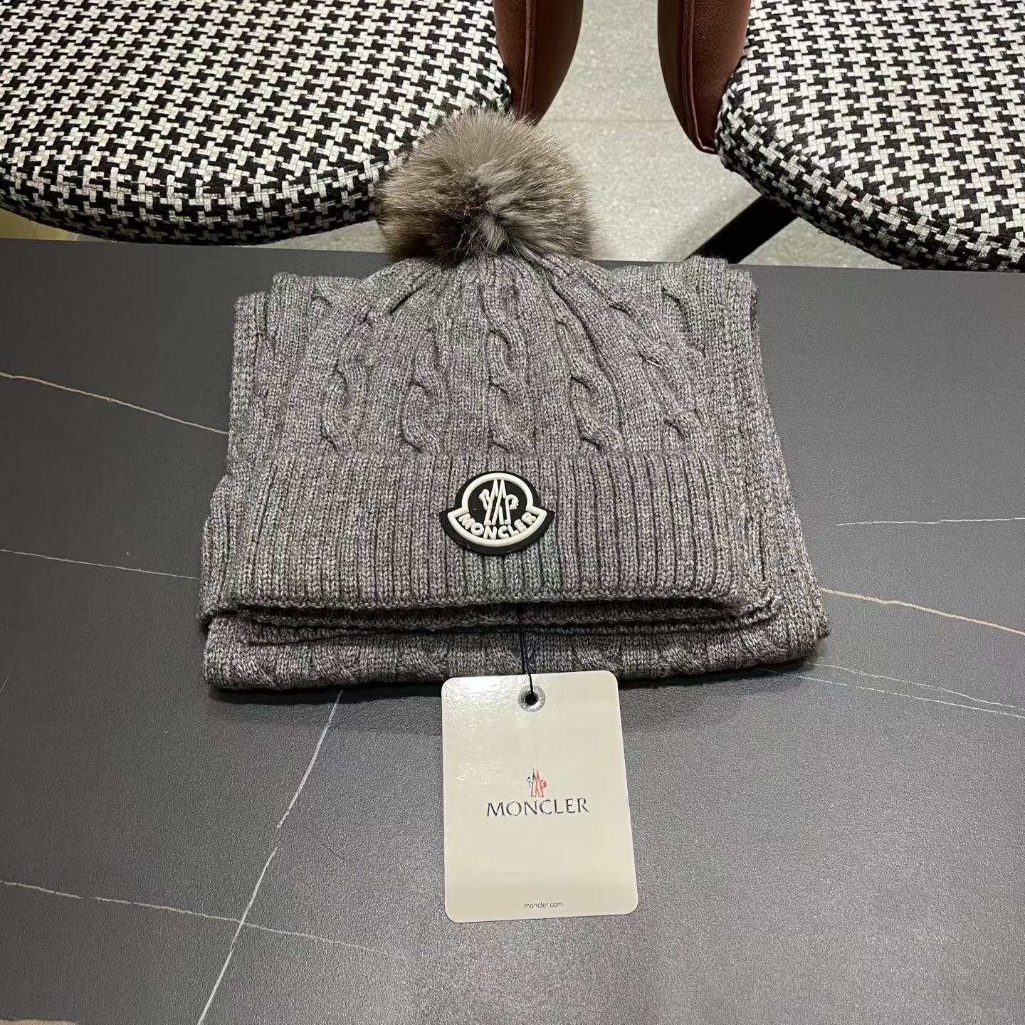 MONCLER（蒙口）官网同步原单配狐狸毛球 帽子围巾套装🤟柔软细腻😍保暖又时尚🙆🏻✌️简约大气，时尚百搭，