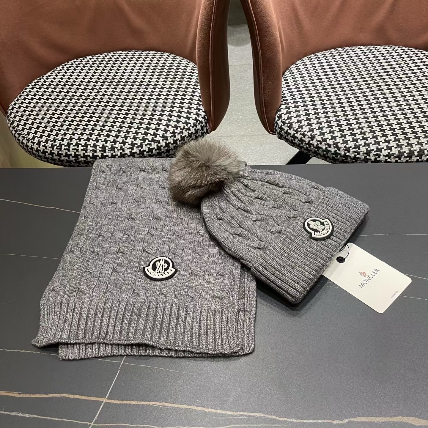MONCLER（蒙口）官网同步原单配狐狸毛球 帽子围巾套装🤟柔软细腻😍保暖又时尚🙆🏻✌️简约大气，时尚百搭，