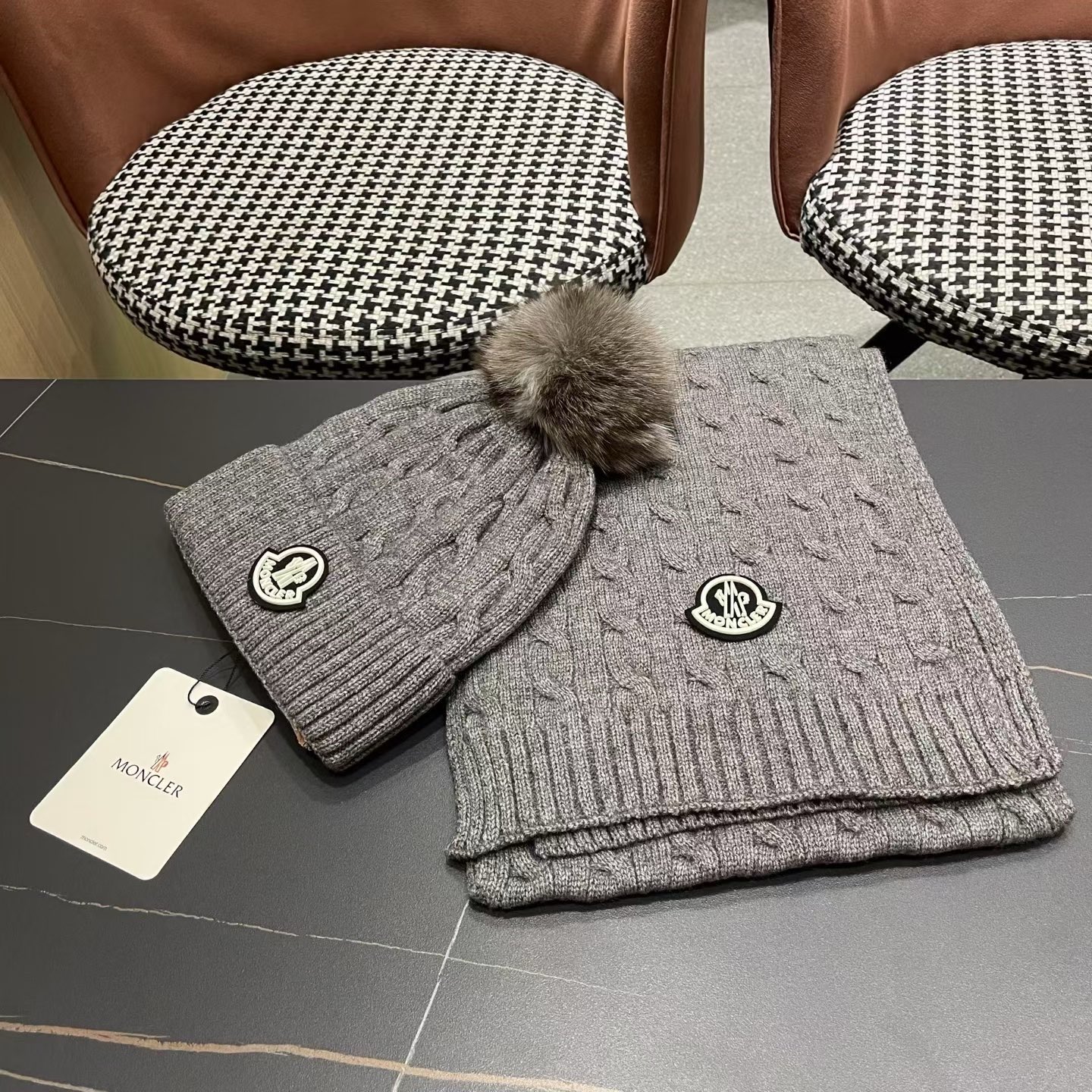 MONCLER（蒙口）官网同步原单配狐狸毛球 帽子围巾套装🤟柔软细腻😍保暖又时尚🙆🏻✌️简约大气，时尚百搭，