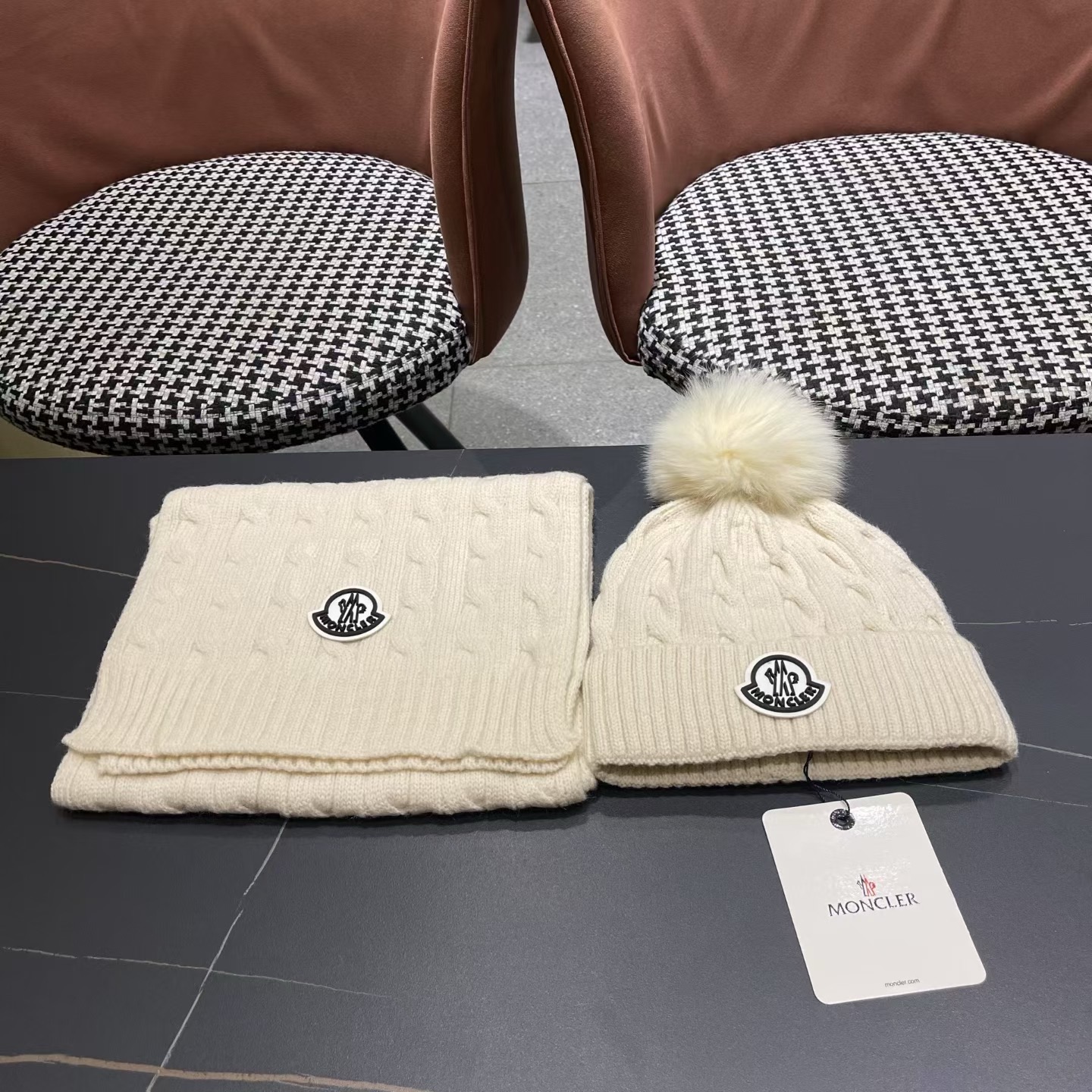 MONCLER（蒙口）官网同步原单配狐狸毛球 帽子围巾套装🤟柔软细腻😍保暖又时尚🙆🏻✌️简约大气，时尚百搭，