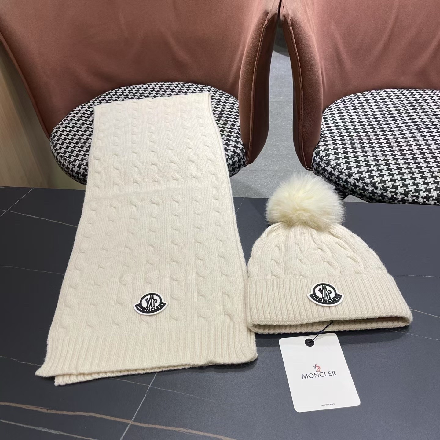 MONCLER（蒙口）官网同步原单配狐狸毛球 帽子围巾套装🤟柔软细腻😍保暖又时尚🙆🏻✌️简约大气，时尚百搭，
