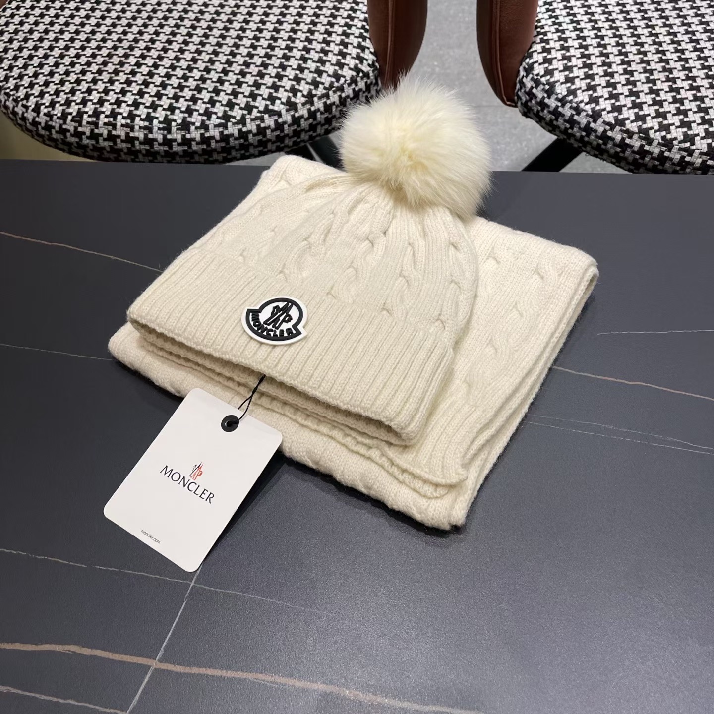 MONCLER（蒙口）官网同步原单配狐狸毛球 帽子围巾套装🤟柔软细腻😍保暖又时尚🙆🏻✌️简约大气，时尚百搭，