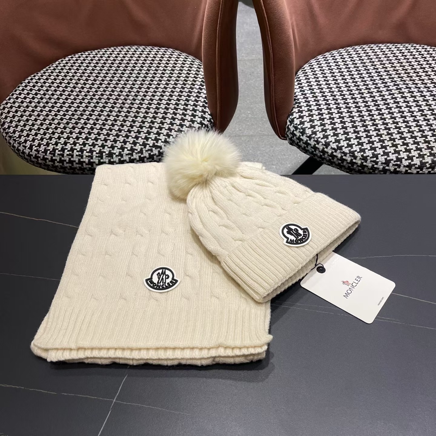 MONCLER（蒙口）官网同步原单配狐狸毛球 帽子围巾套装🤟柔软细腻😍保暖又时尚🙆🏻✌️简约大气，时尚百搭，