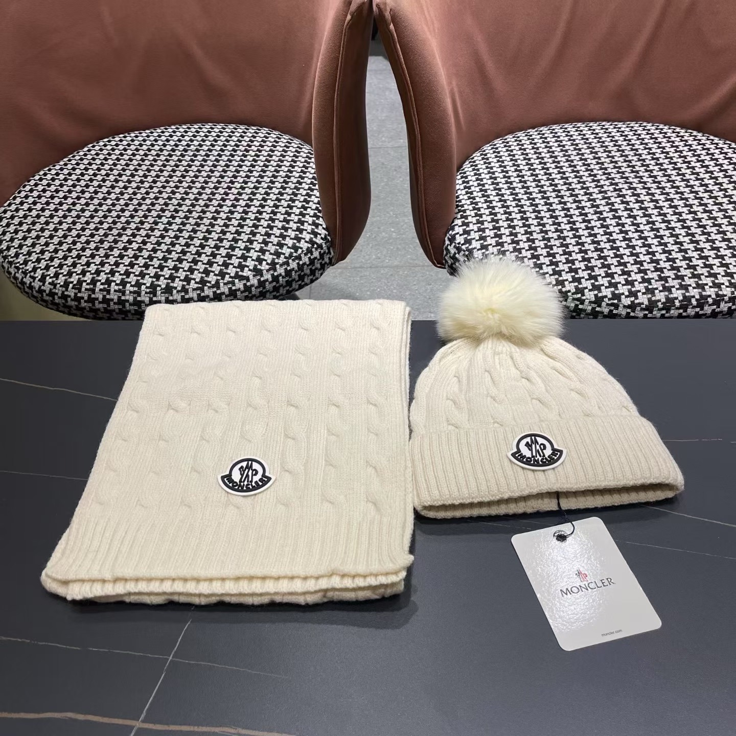 MONCLER（蒙口）官网同步原单配狐狸毛球 帽子围巾套装🤟柔软细腻😍保暖又时尚🙆🏻✌️简约大气，时尚百搭，